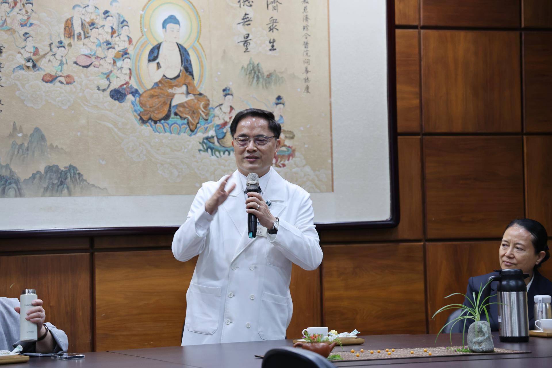 林欣榮院長代表花蓮慈院歡迎來自蘇州參訪的團隊，感恩全院同仁的努力，讓花蓮慈院雖位處偏鄉，但仍能在全國24家醫學中心中名列前10名。