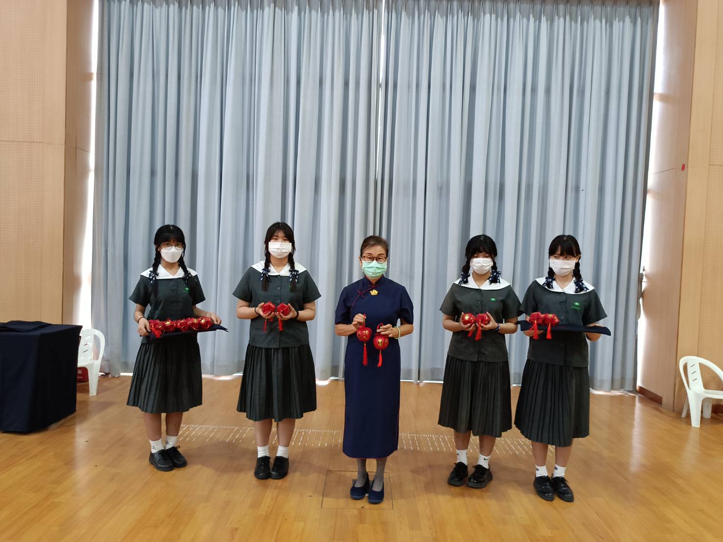 感恩懿德師姑特地蒞臨臺南慈中為同學們頒發結緣品,高三志工同學開心與師姑合影留念。