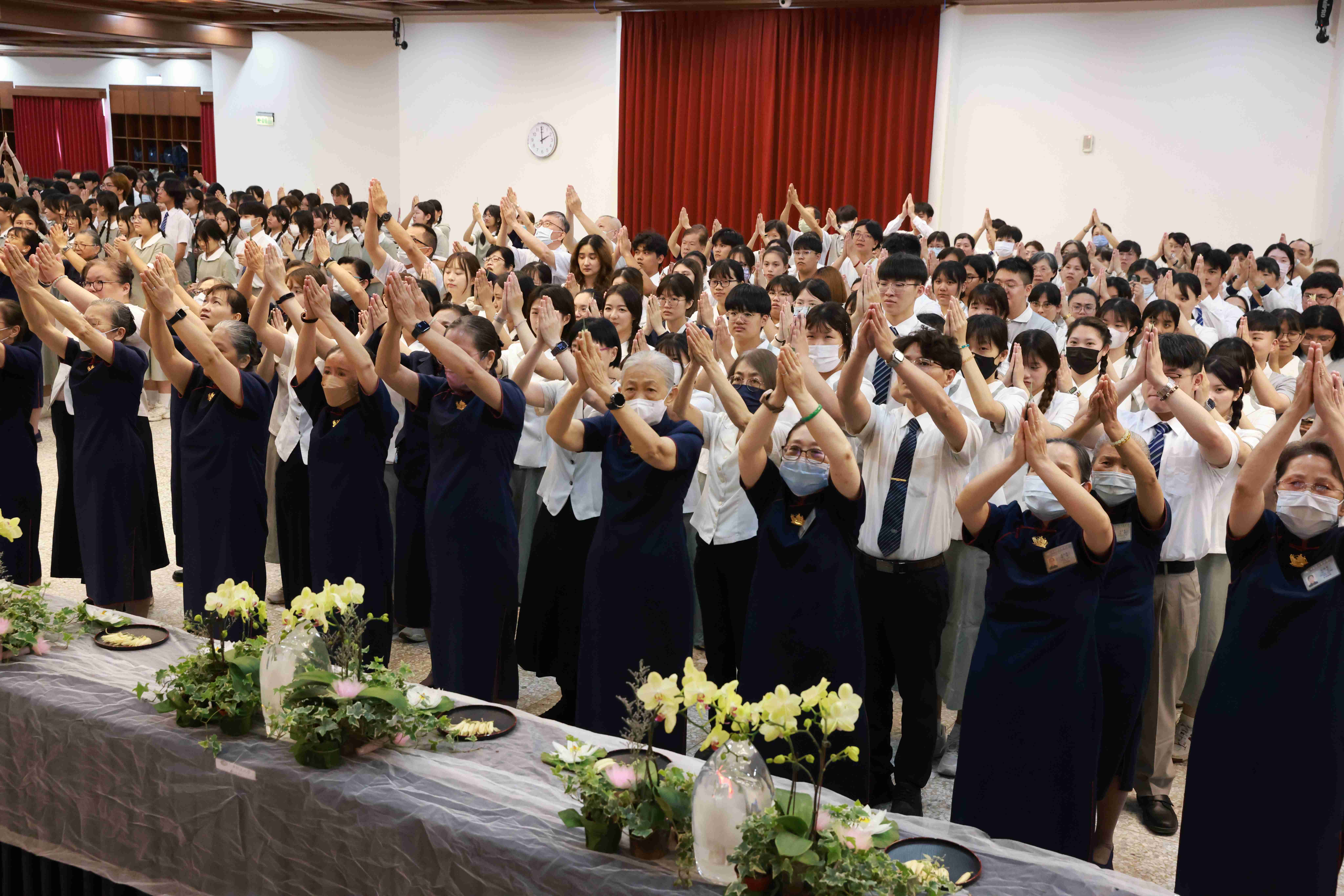大家一起虔誠祈禱天下無災難