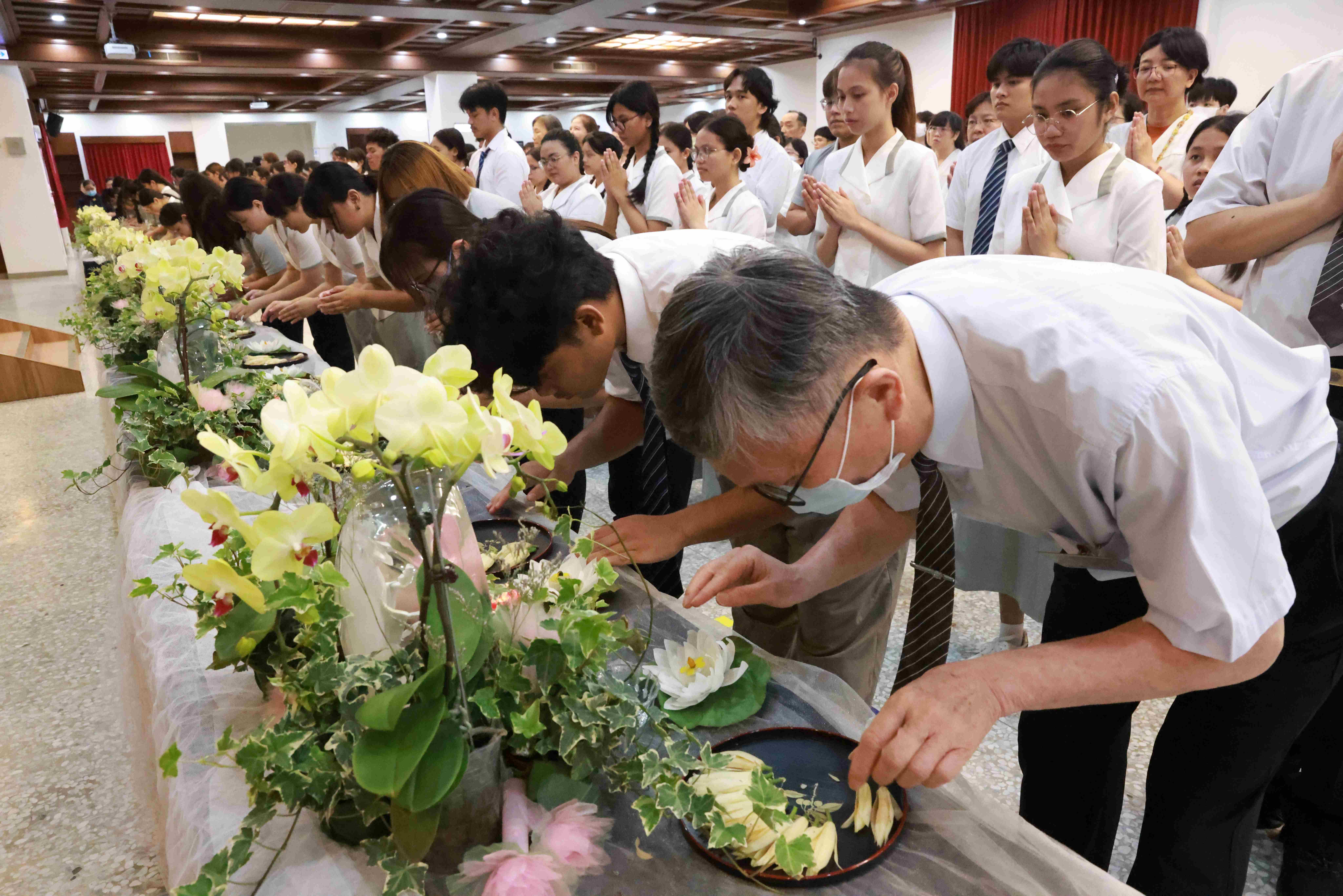對大部分學生來說浴佛是初體驗和嘗試