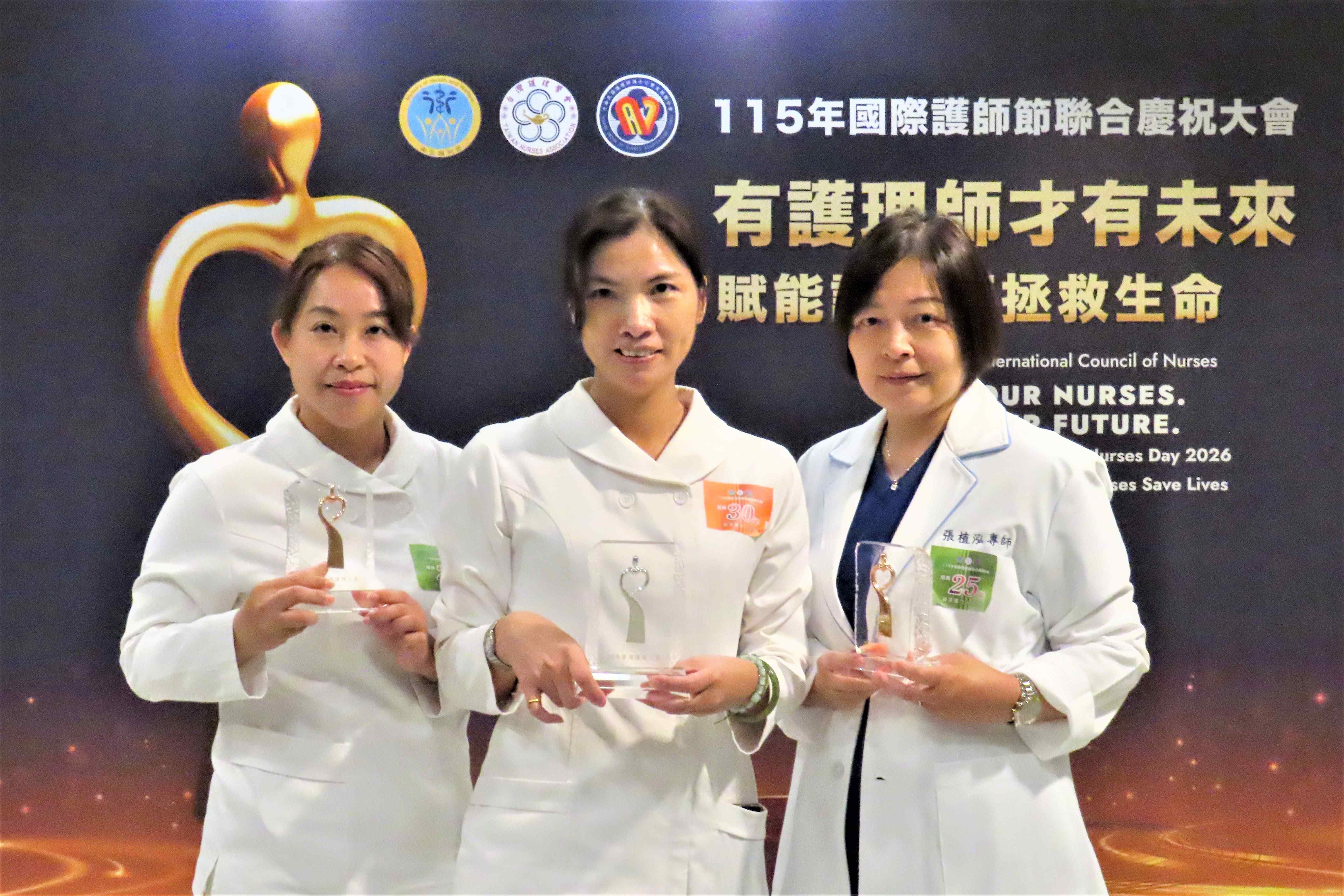 台中慈濟醫院護理部李莉君(中)、張植泓(右)、蔡雅惠(左)三位資深護師獲全國表揚。