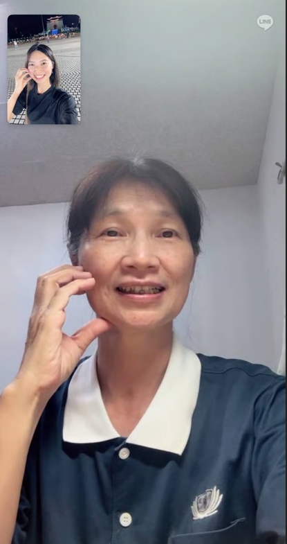 與母親南北分隔的湯逸凡，展現了科技與親情的溫情交織。浴佛結束後，湯逸凡第一時間與母親進行視訊連線，分享現場的莊嚴與感動。