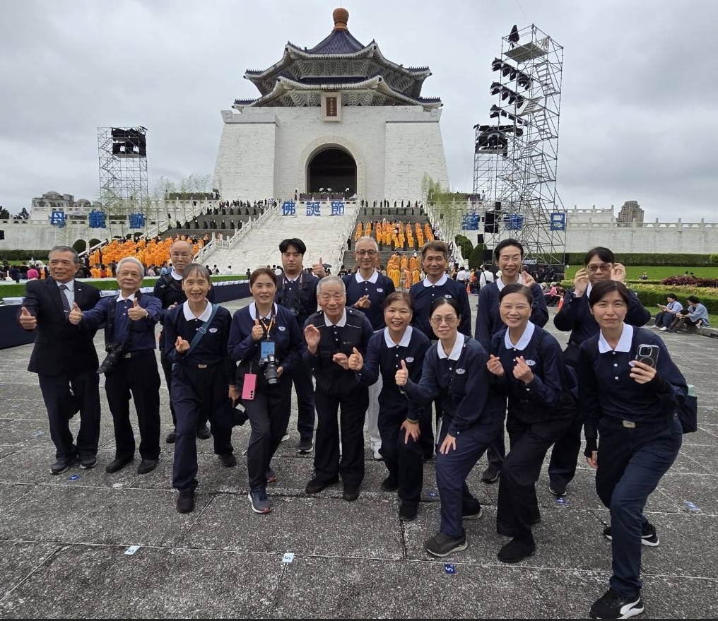 游美惠(前排右二)與黃淑美(前排右六)與北三區人文真善美團隊一同站在中正紀念堂前，記錄慈濟歷史，以文字與影像延續外公助人的身教，留下世間真善美。