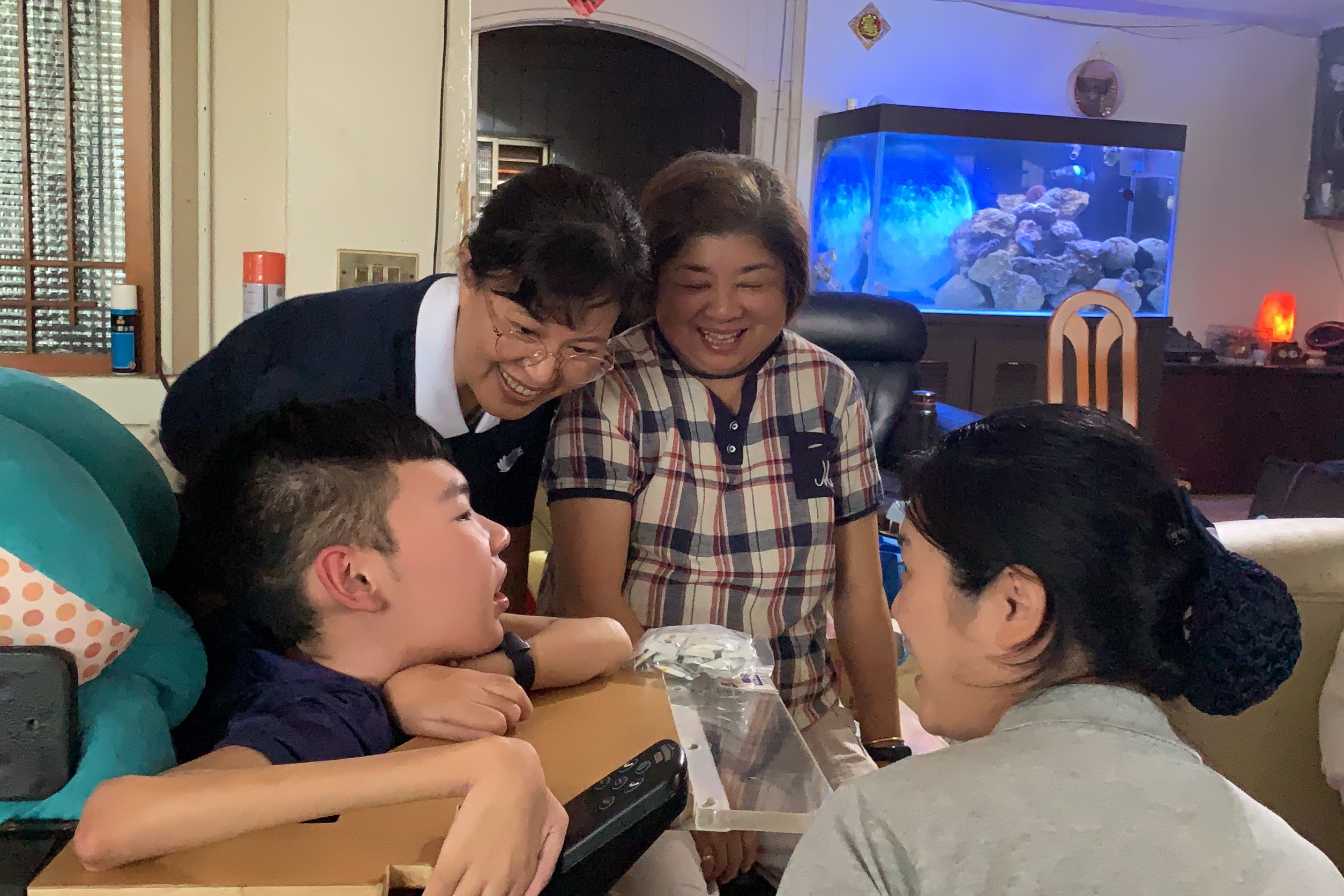 陳景維最感恩的是他口中的「超人阿嬤」李美華，照片攝於慈濟人2020年到家訪視。(圖為慈濟提供)