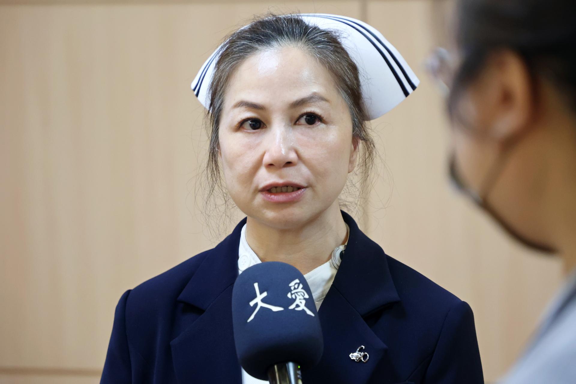 護理部主任鍾惠君表示,AI機器人就像是一個二十四小時在線的「數位學長姐」,可以隨時提供正確的實證資料。