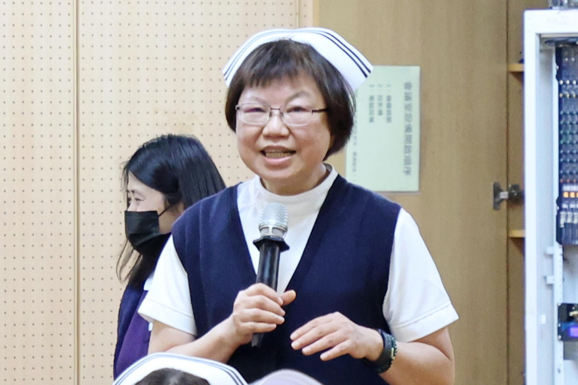 王淑貞副主任也表示,同仁面對不常使用的護理技術可能會感到慌張,這套系統提供了可靠的技術指引,讓同仁在臨床護理更得心應手,就算是在家也能自己練習。