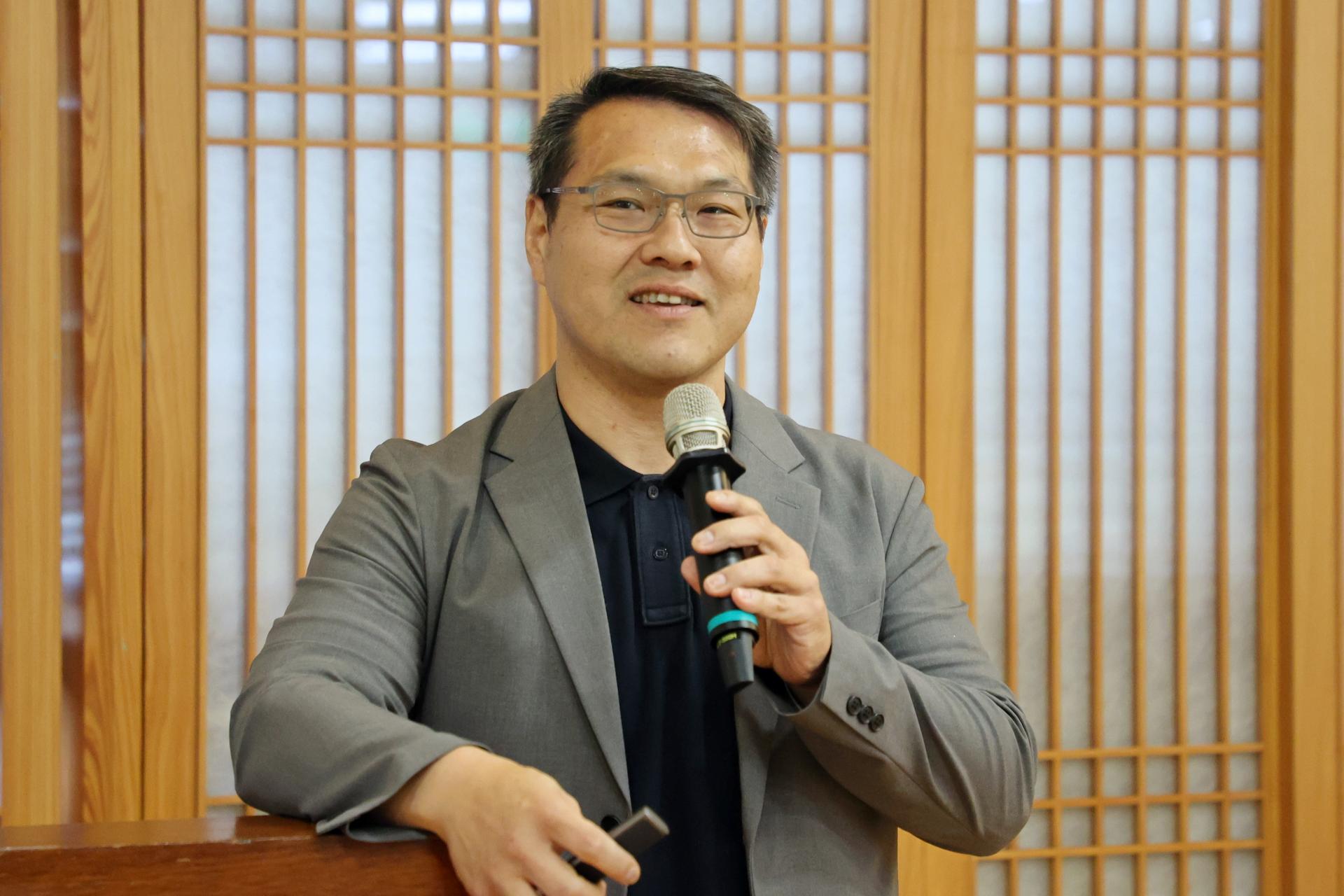 王信傑資深經理表示,系統採用RAG(檢索增強生成)模式,確保所有回答皆來自有根據的文獻,避免一般AI可能產生的虛假資訊,保障資訊正確無誤,守護病人安全。