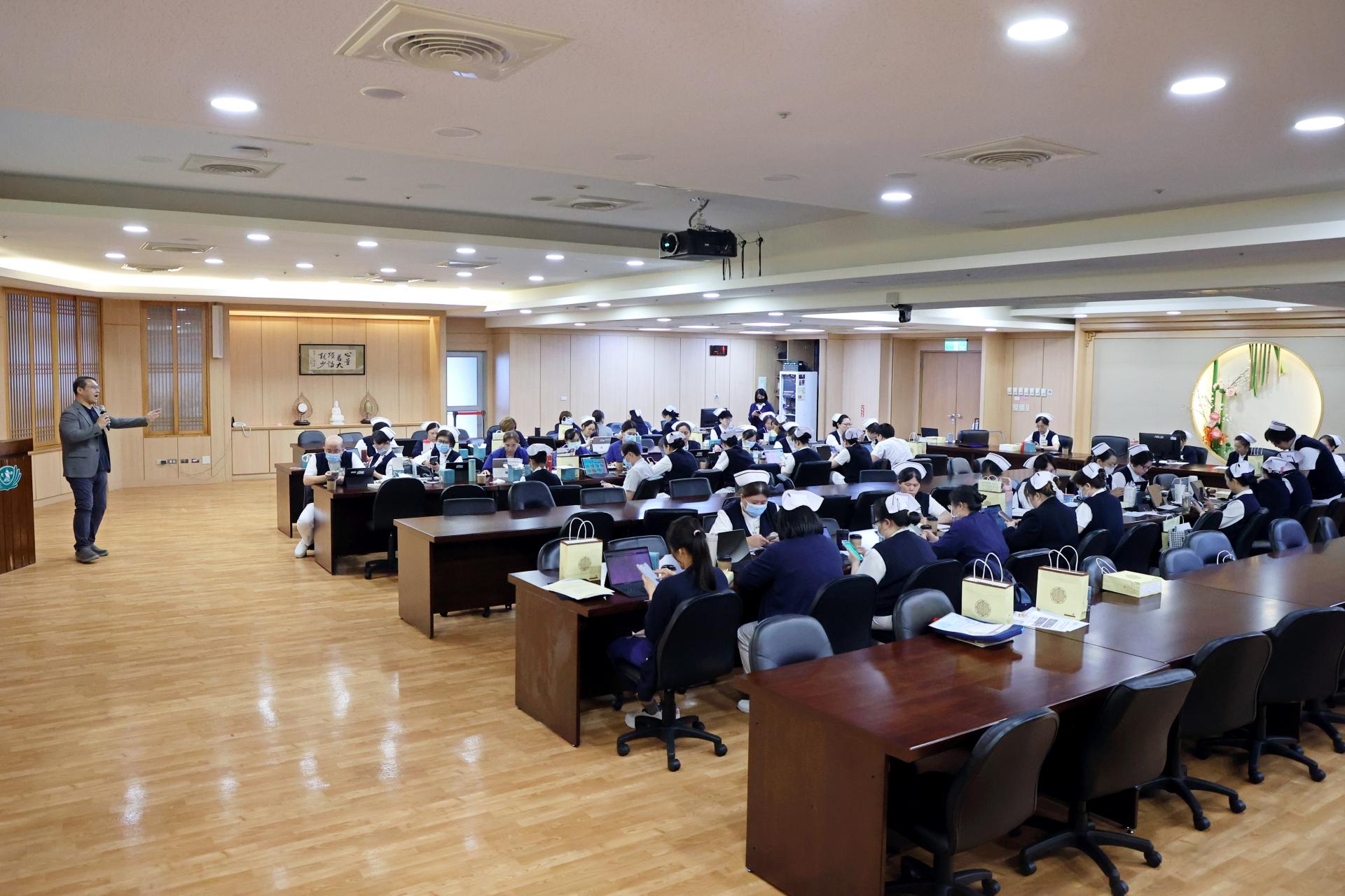 花蓮慈濟醫院教學資源中心圖書室與護理部攜手合作,於5月13日舉辦「護理臨床查詢更即時:DynaMed LINE 聊天機器人」課程,邀請亞洲區臨床醫學資訊整合服務資深經理王信傑授課,分享如何讓護理師巡房時「一指」掌握正確醫療資訊。