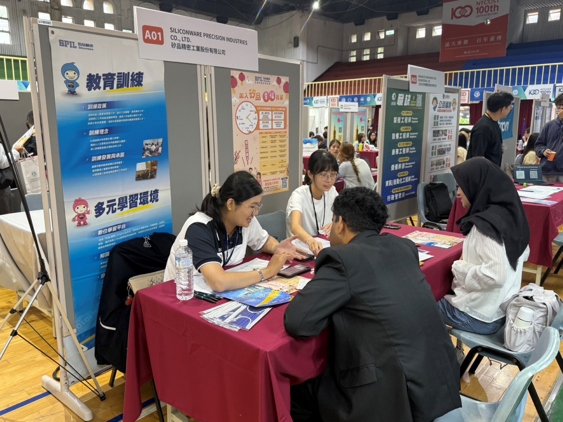 國際生與企業代表媒合面談