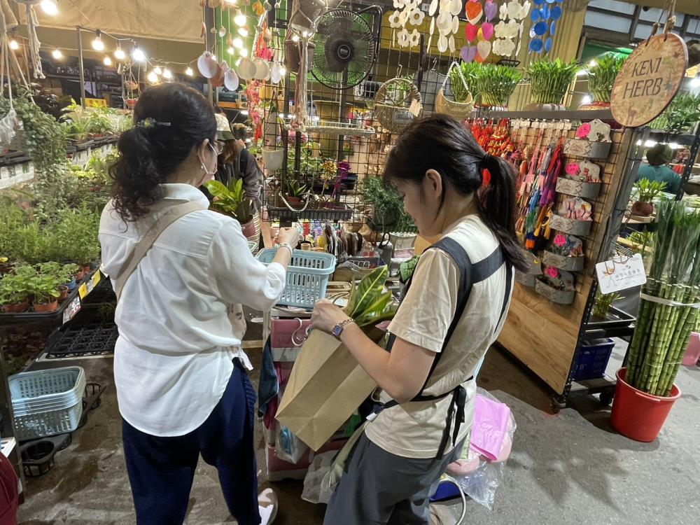 臺北建國假日花市民眾自備購物提袋或使用二手袋