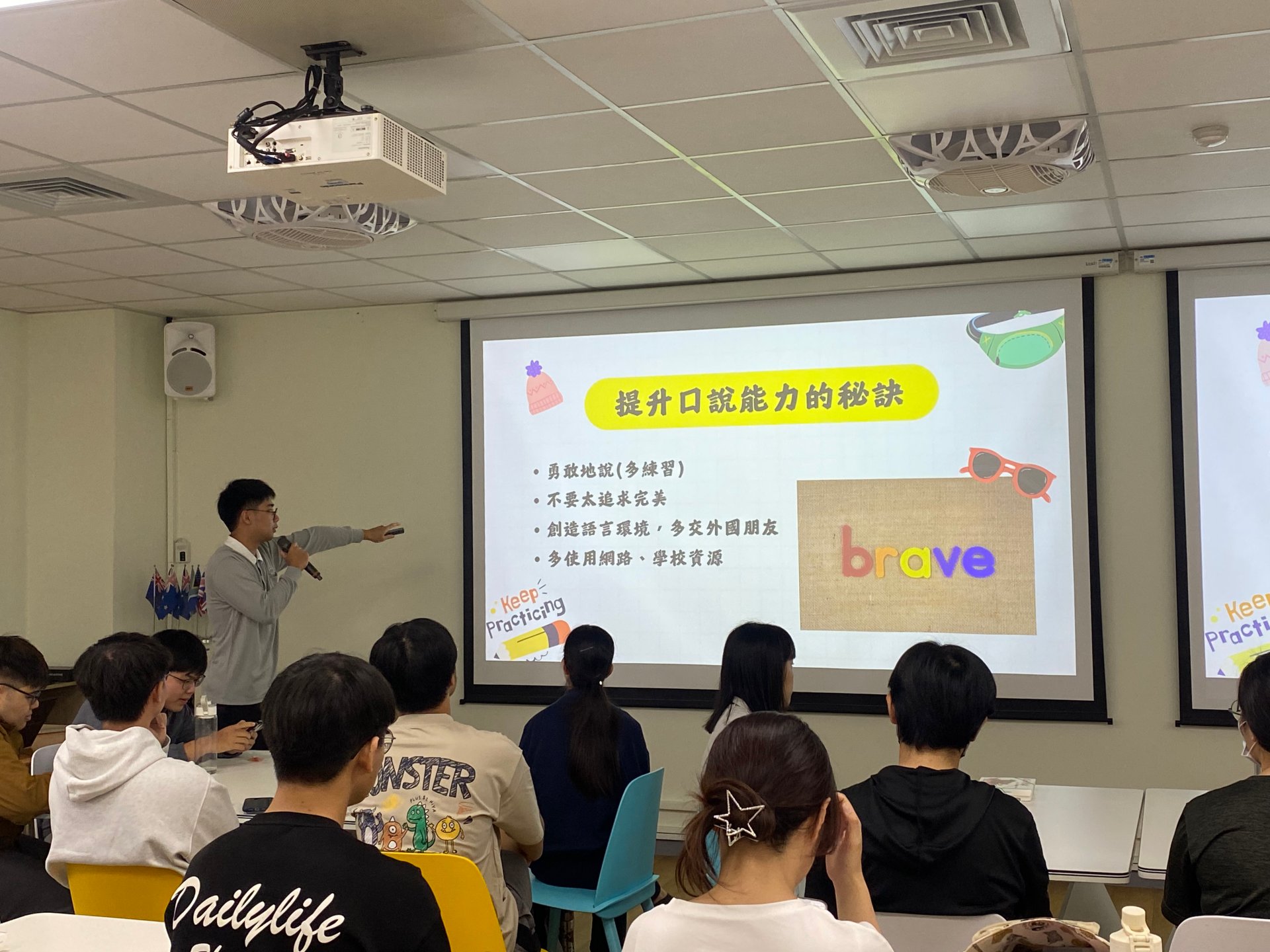 黃茂霖同學分享提升英語口說能力的方法,鼓勵同學勇敢開口