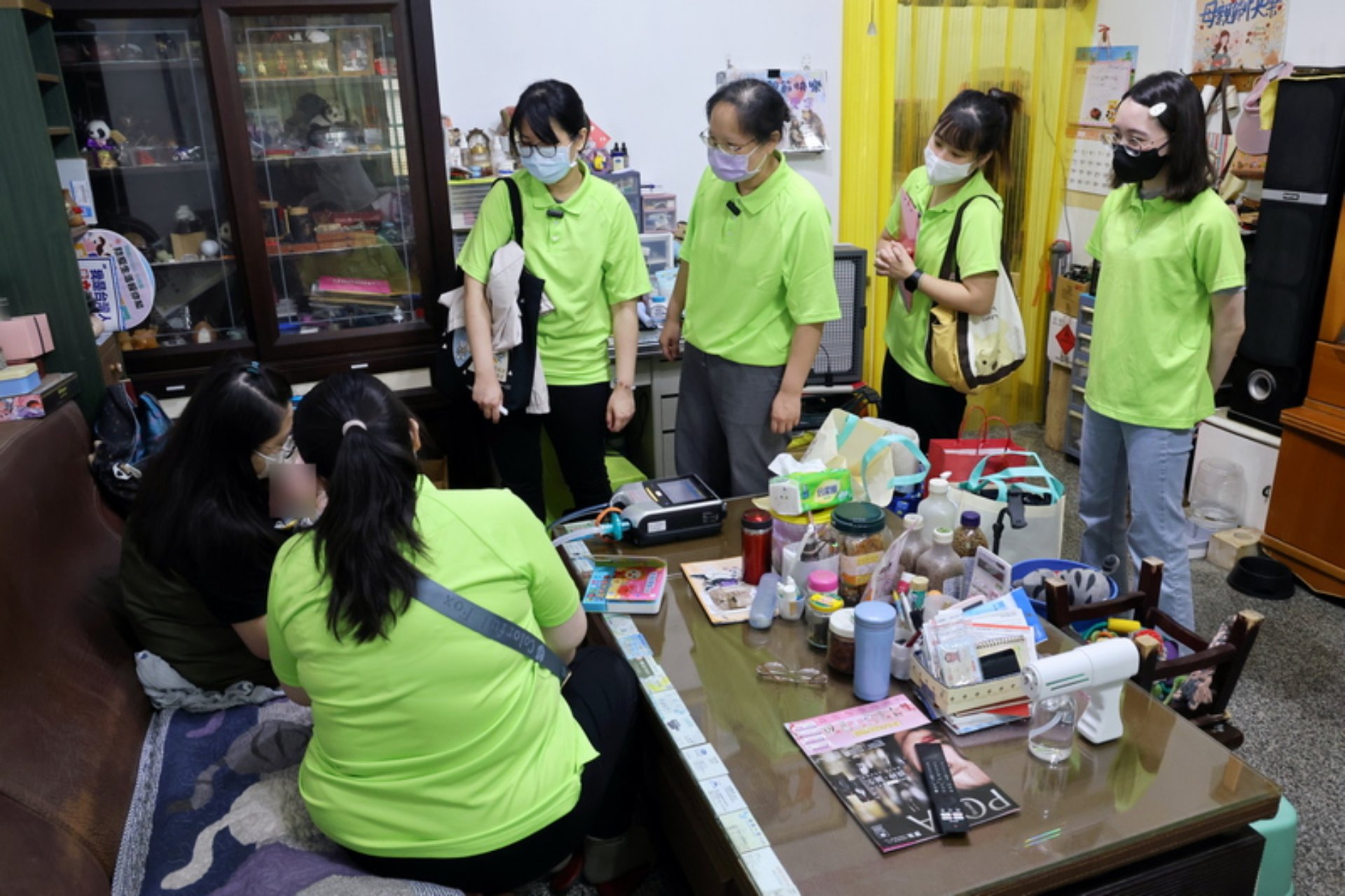進行訪視過程中,護理師會仔細檢查照護、生長指標,並特別留意居家安全。審慎評估高耗電醫療儀器的用電安全、浴室防滑、睡眠環境是否有雜物堆疊,甚至是泡奶衛生等細節。