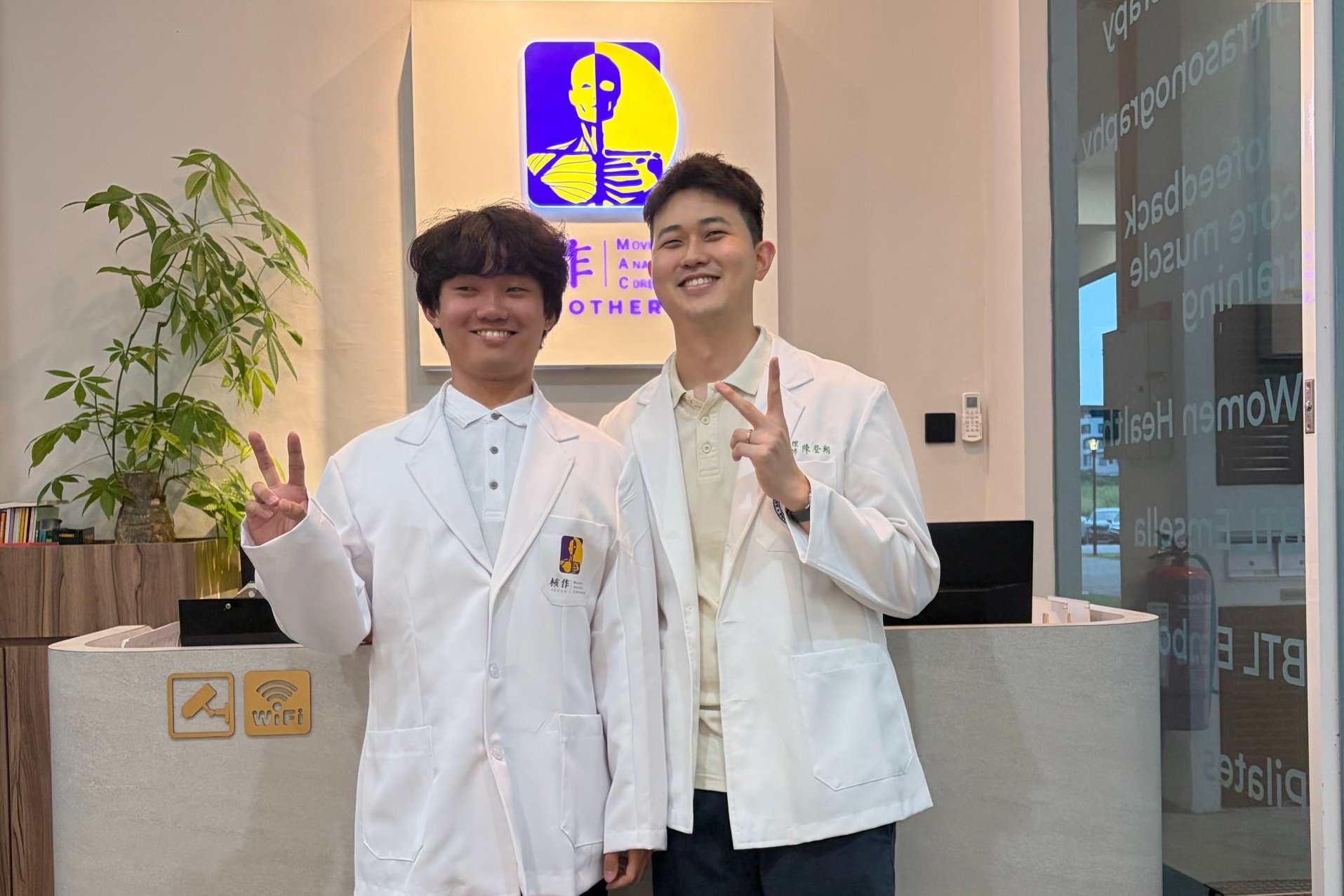 物治系校友陳登翔(右)因希望回饋母校，特別提供學弟妹海外學習機會