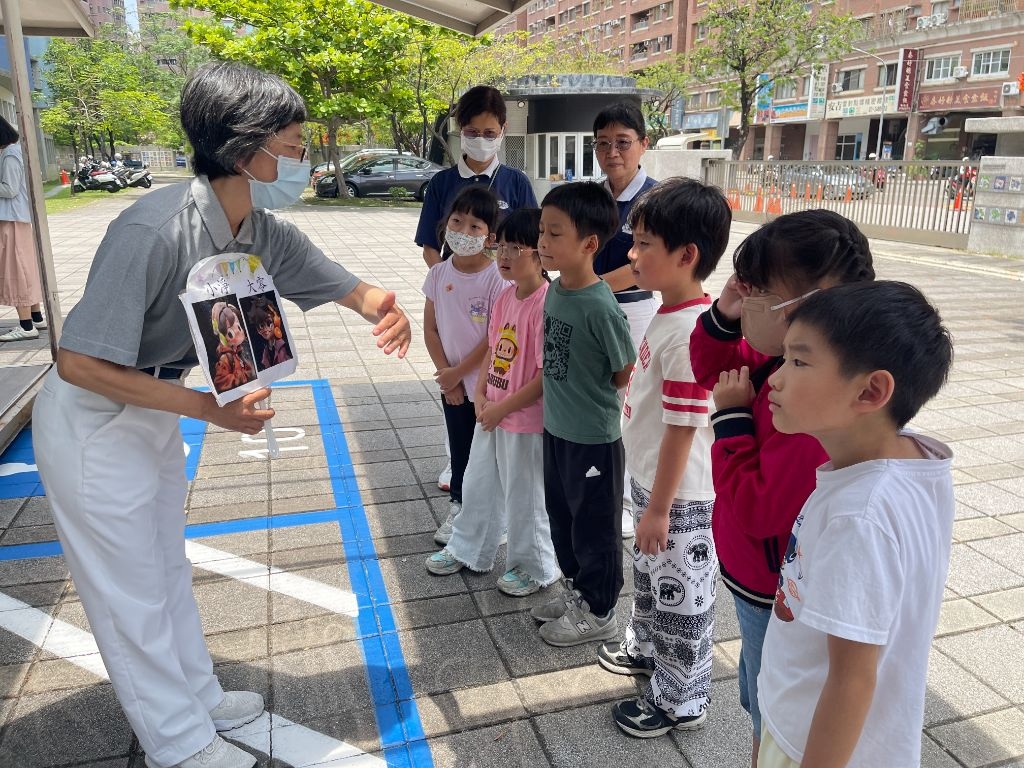 第一站氣候緊急、暖化危機的解說員:大零2084年出生是地球科學研究部高材生,因為地球溫度持續上升造成很多災難,所以他與夥伴穿越時空隧道回到地球協助調查氣候變遷原因與一起搶救地球未來。