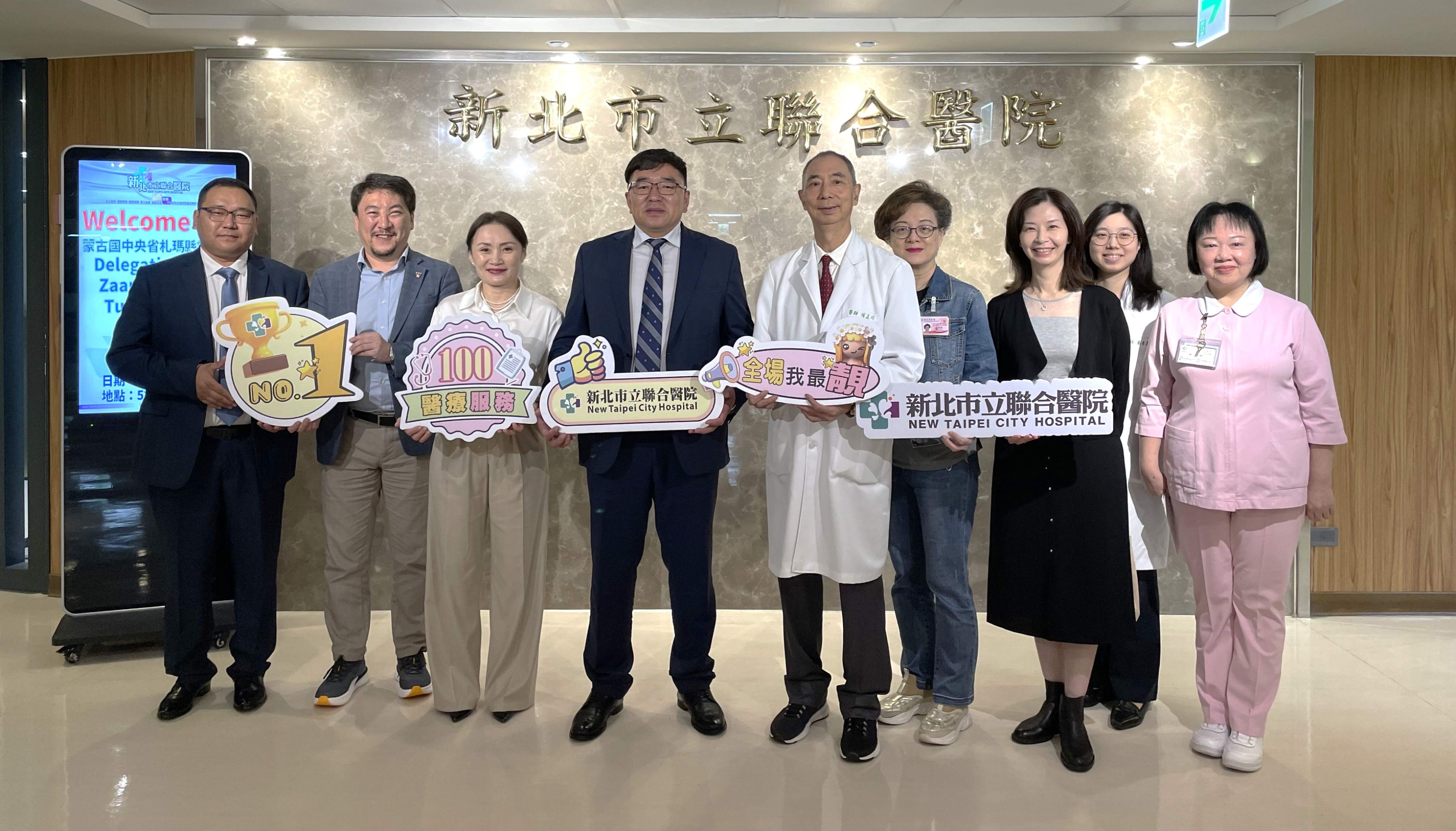 訪團與聯合醫院項正川院長(中)及醫院團隊合影