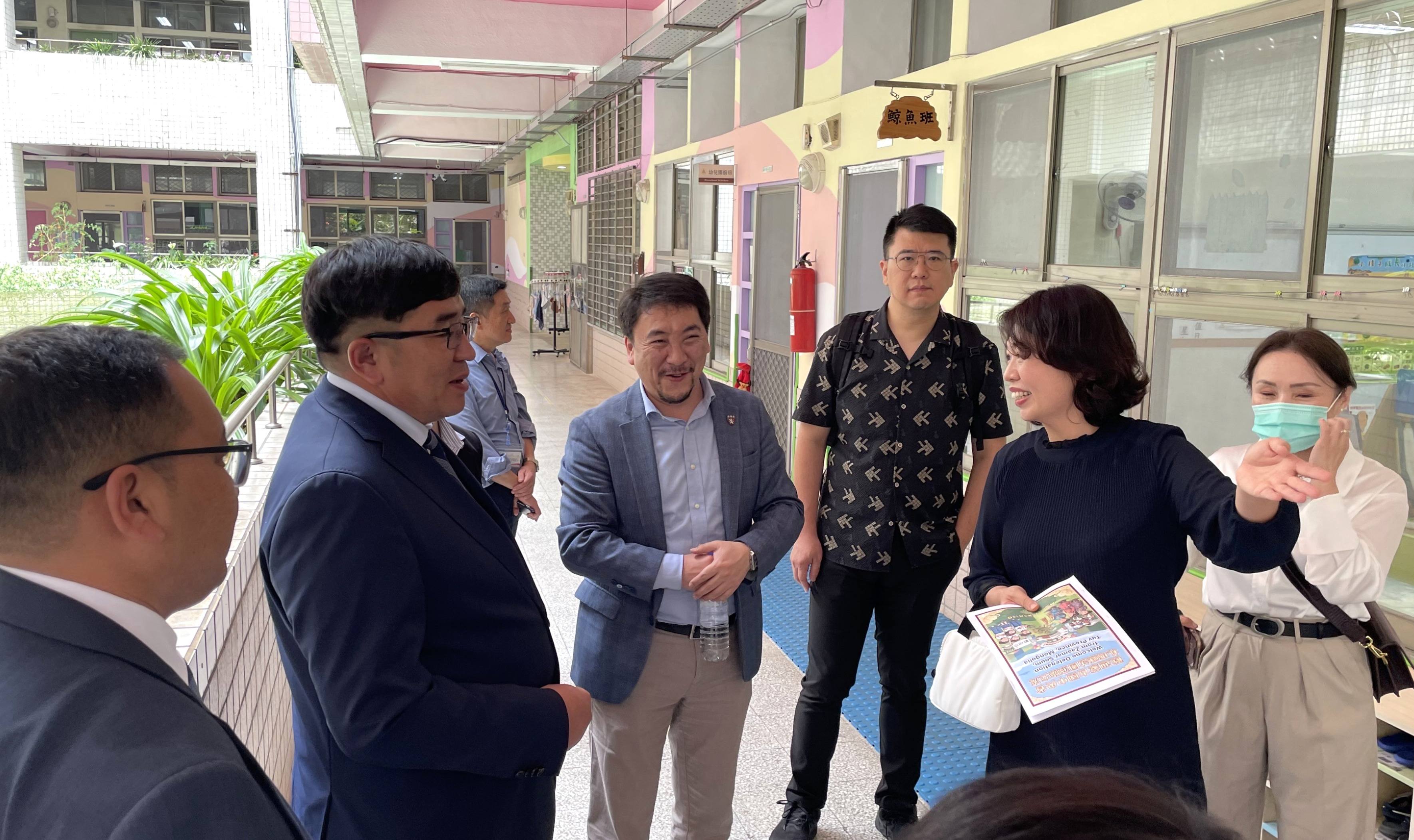 青山國中小陳衍鈴校長(右2)向善瀑縣長(左2)介紹幼兒園營養午餐用餐情形