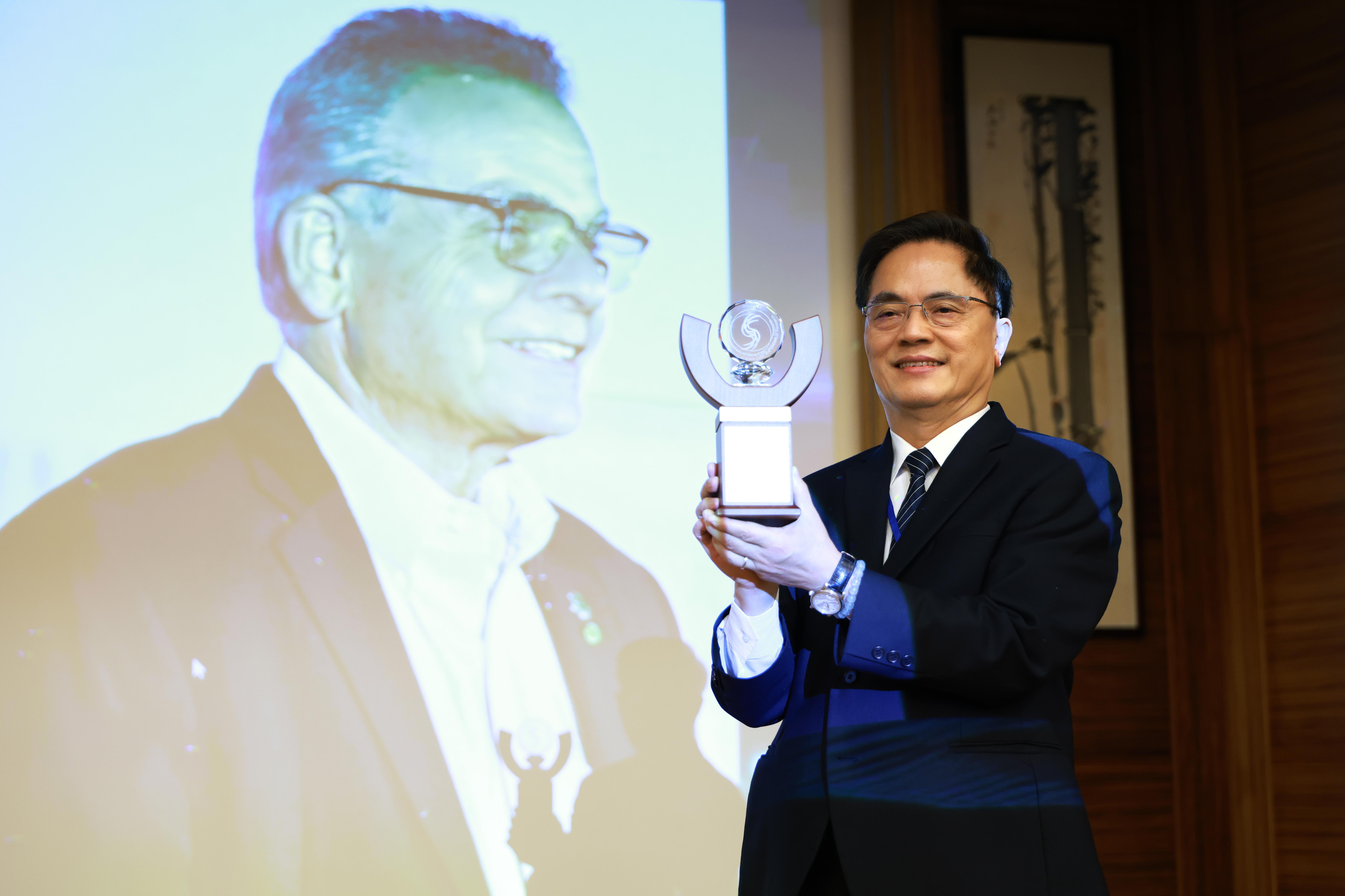 2026泛太平洋幹細胞及癌症研究研討會(PPSSC)在花蓮慈濟醫院舉行，主席林欣榮院長5月17日頒發終身成就獎(Lifetime Achievement Award)表揚保羅．參柏格（Paul R. Sanberg)教授。