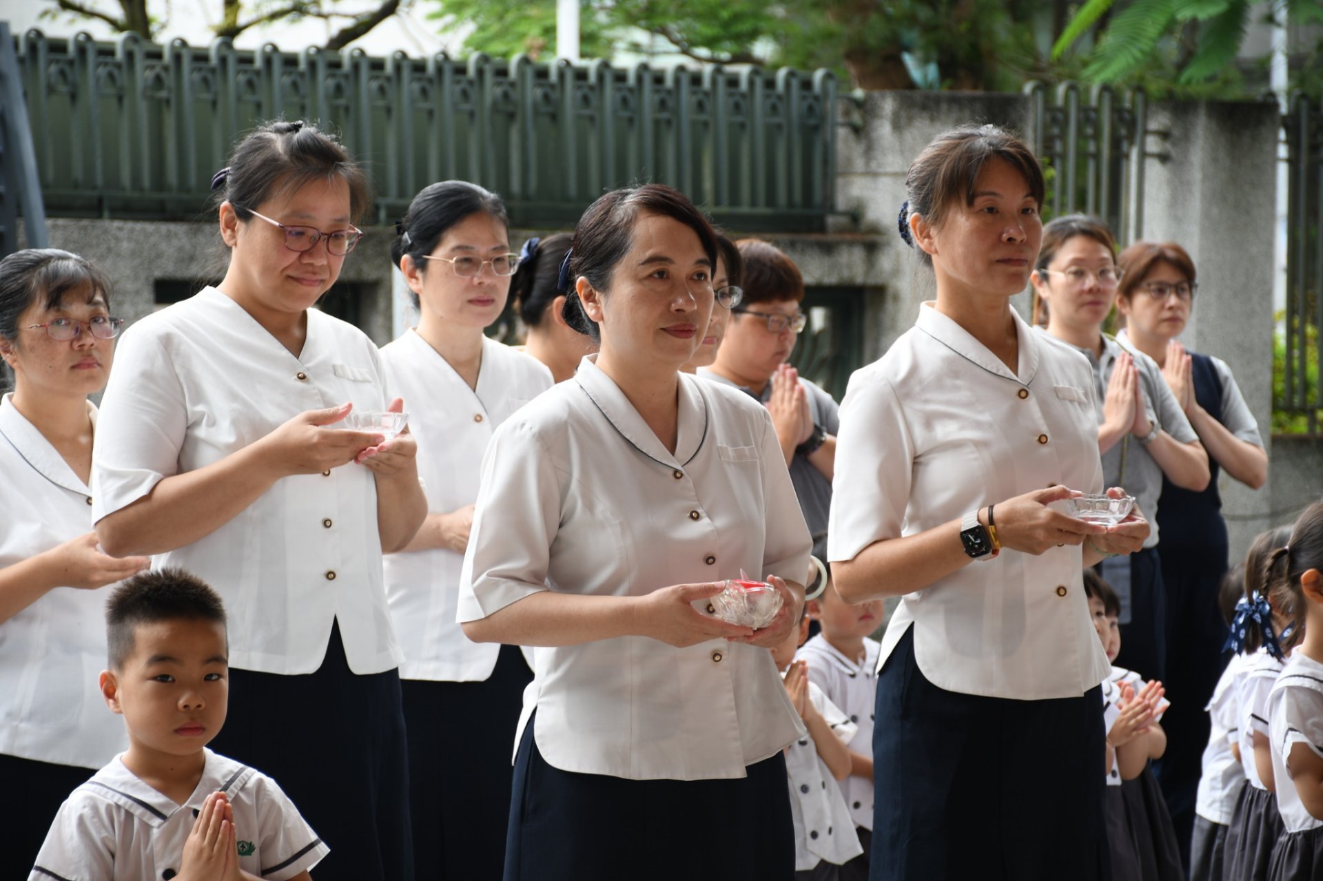 校長帶領獻供人員虔誠獻上燈燭、香湯與花香