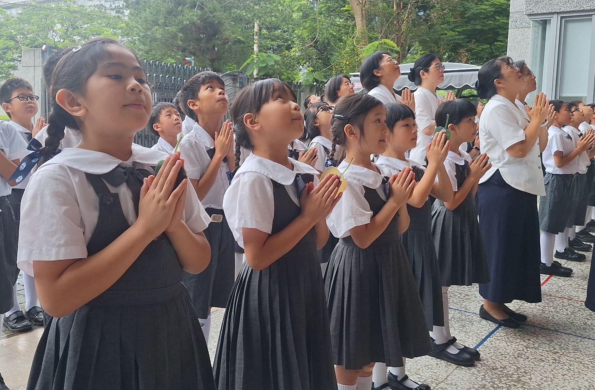 師生齊聲唱誦「誠心祈三願」,祈願人心調和、社會平安、天下無災