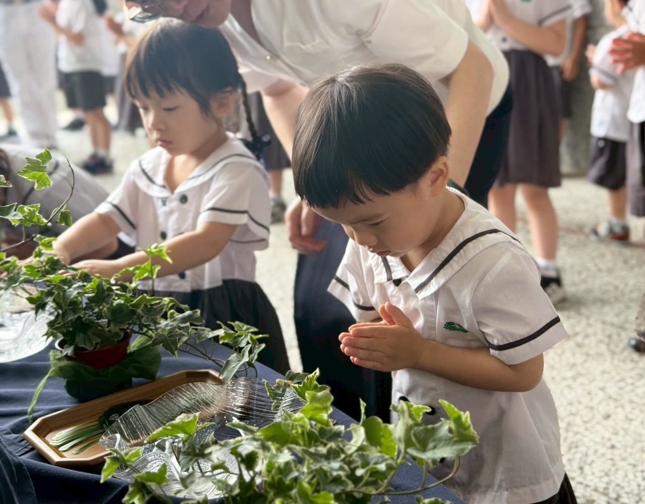 幼兒園孩子虔誠恭敬禮佛足
