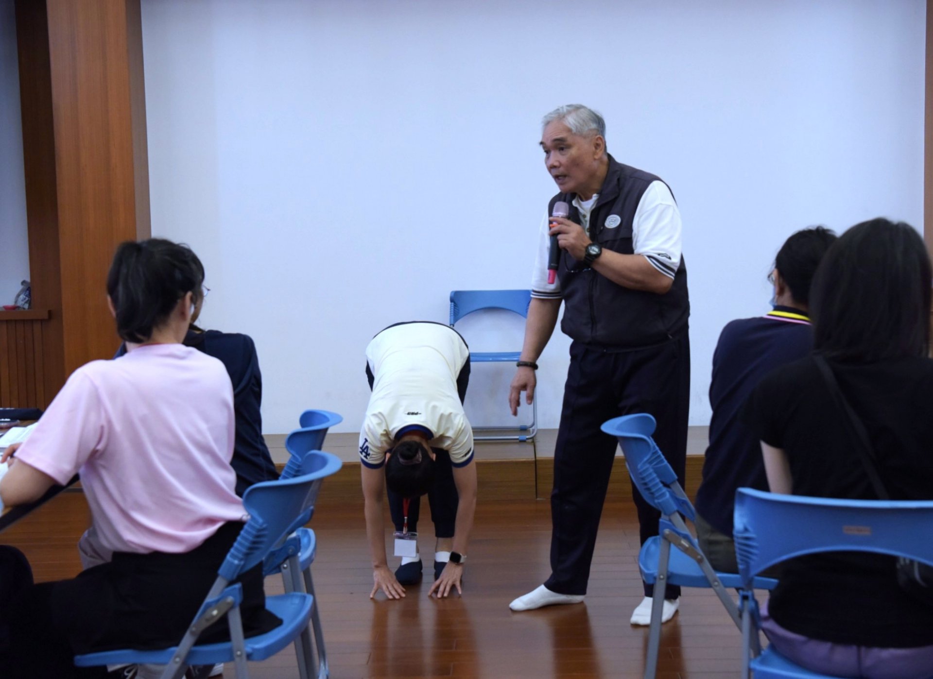 5月 16、17 日集中於基礎理論與實作演練,包括「長者體適能檢測」的實務操作,前慈濟大學體育教學中心退休教授黃新作指導學員。