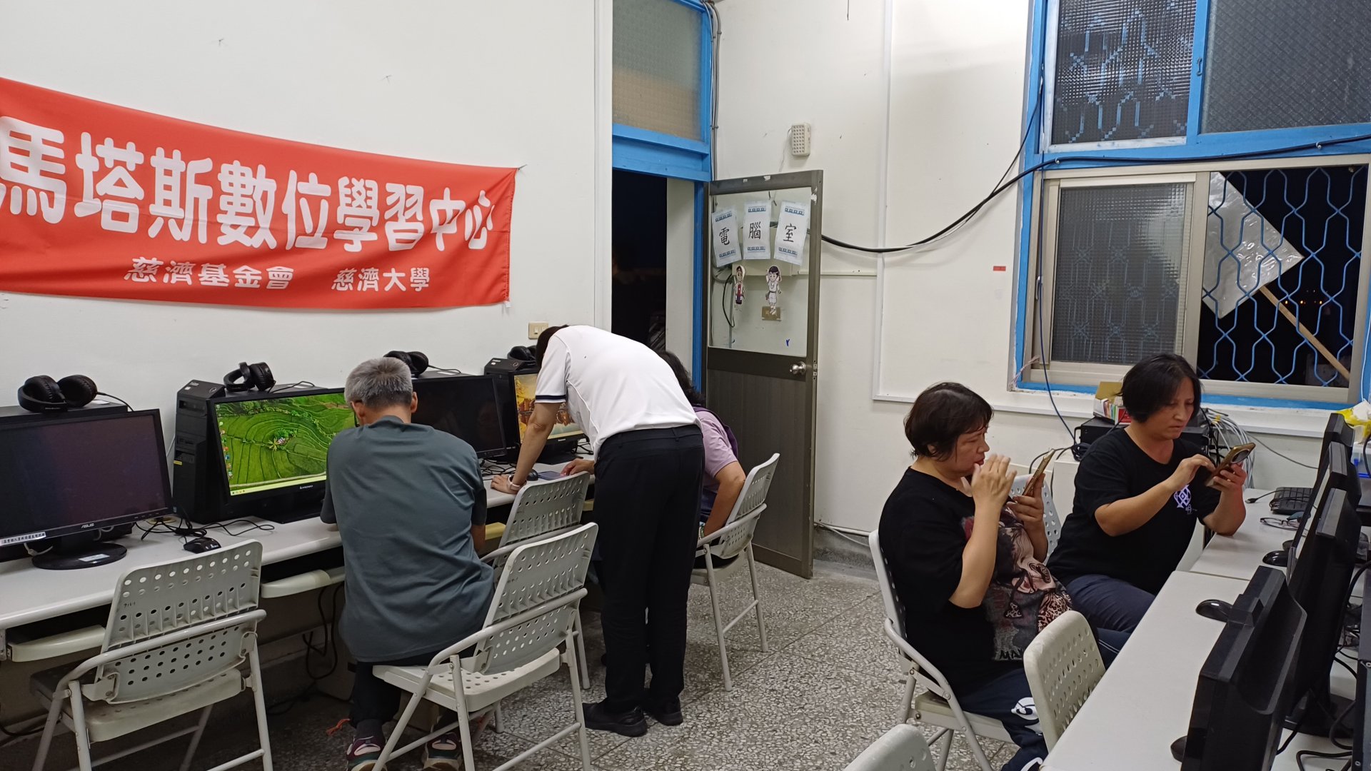 社區大人在數位學習中心上課