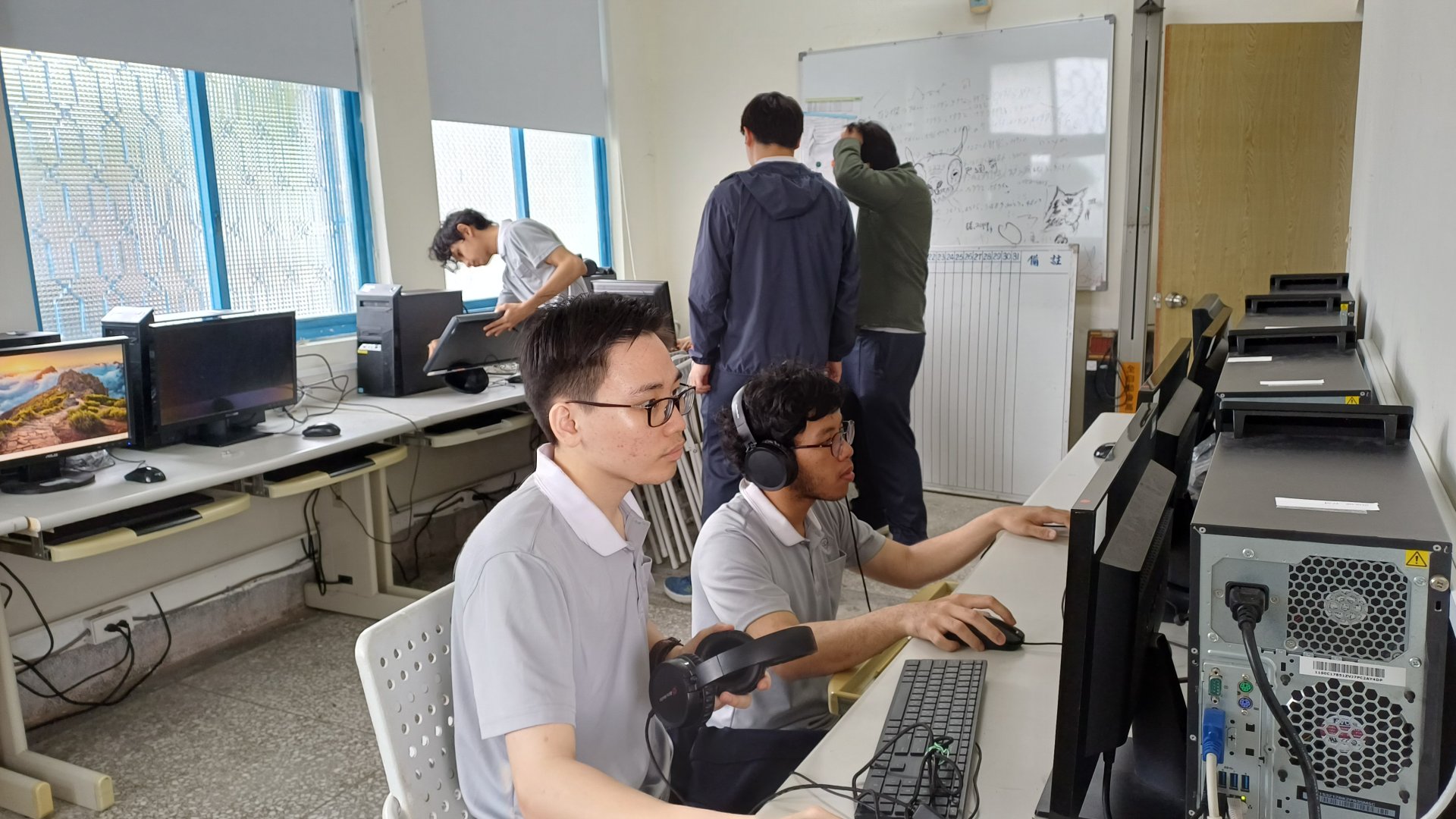 資管系學生檢測每部二手電腦的性能