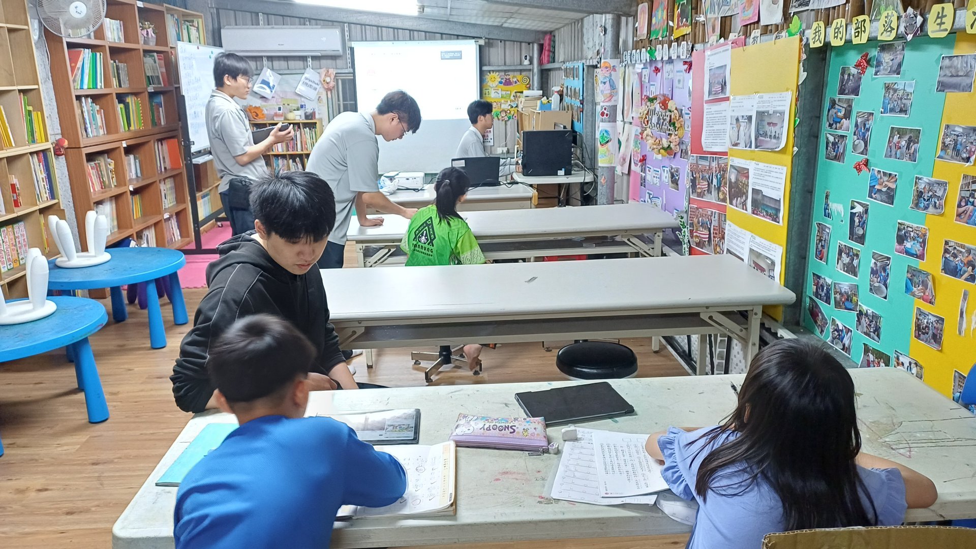 資管系學生在書坊陪伴學童閱讀