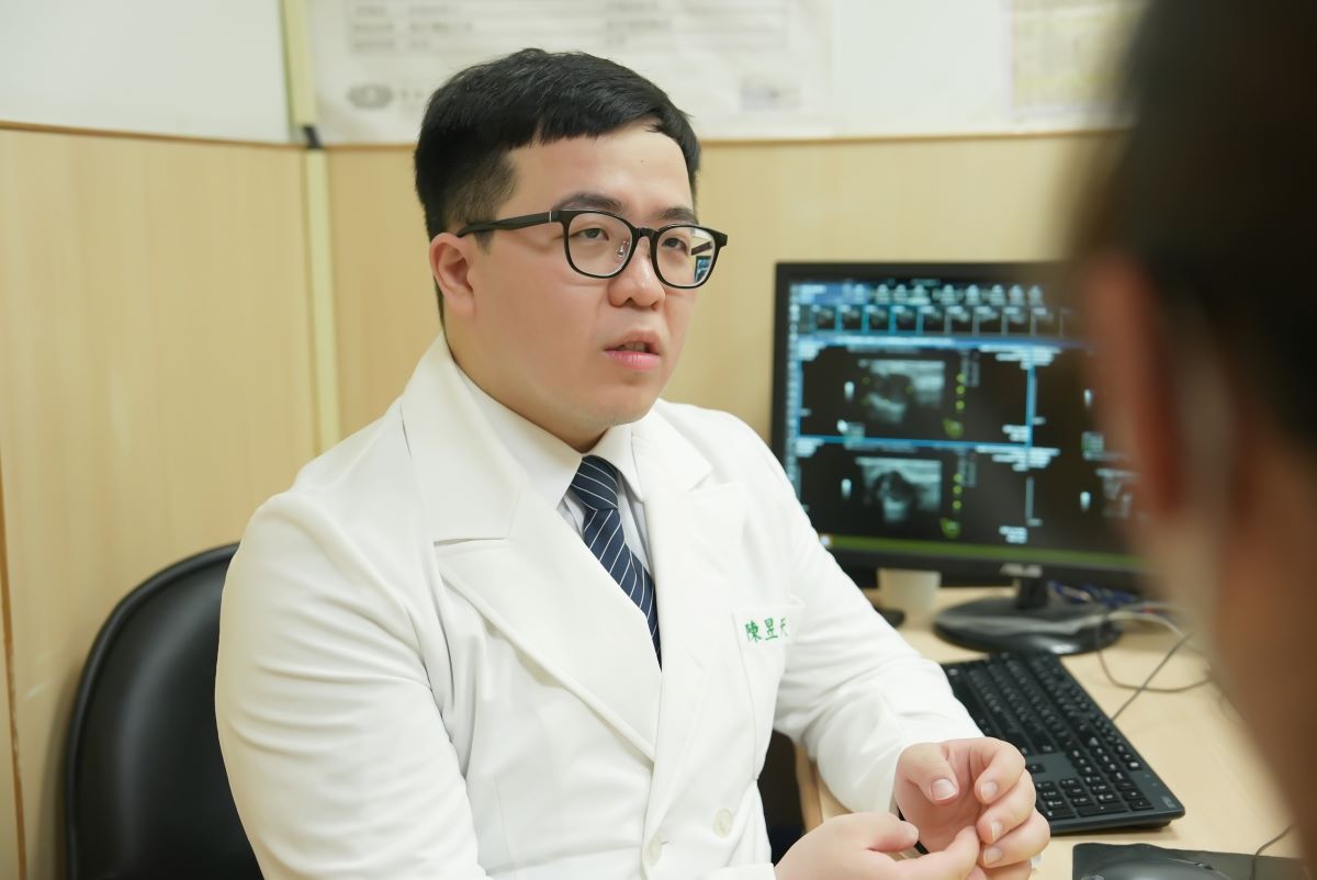 陳昱天醫師看診示意照。