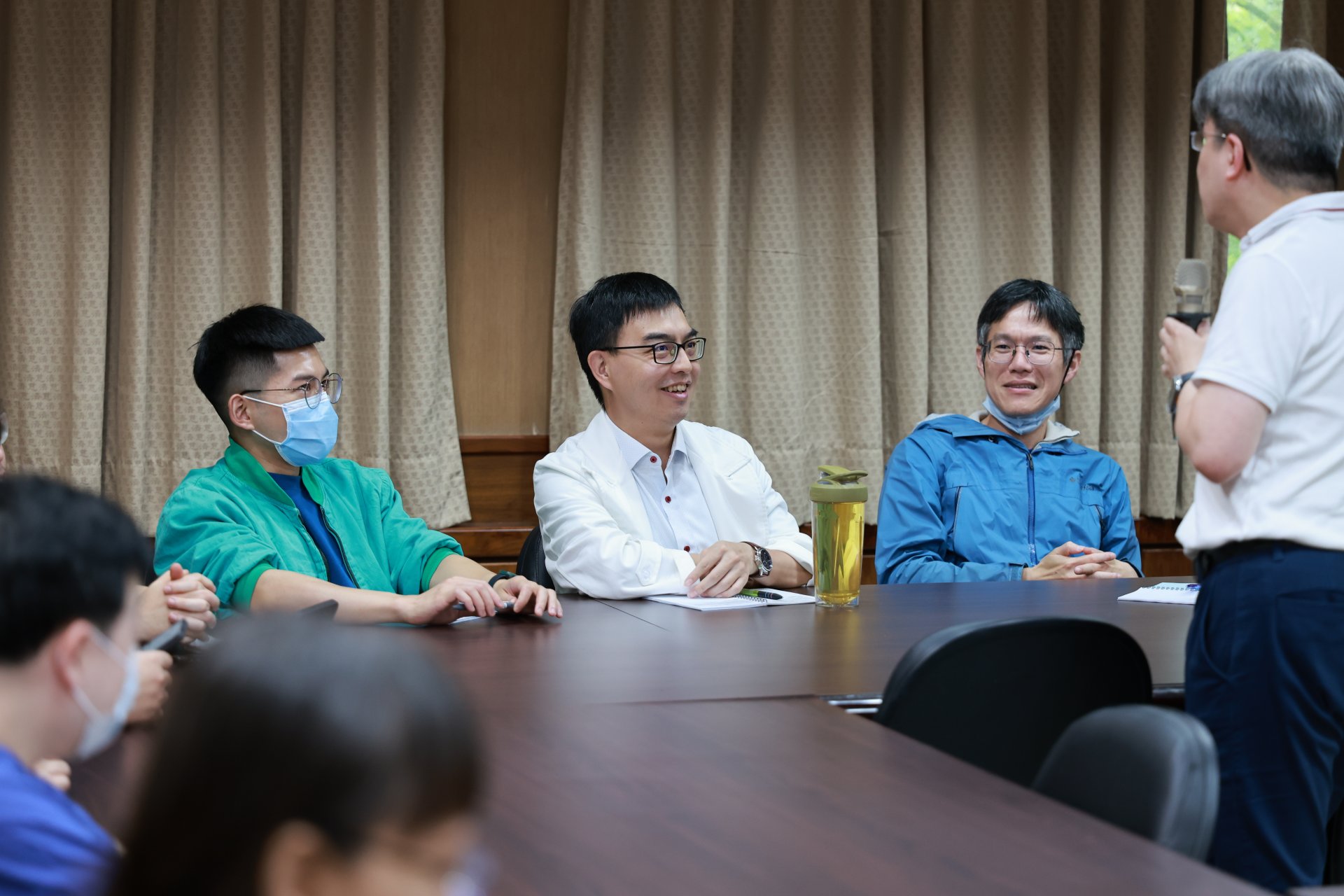 陳志弘副教授講課過程帶入許多有趣的小故事,與學員互動探討,會議室裡偶有笑聲傳出。,