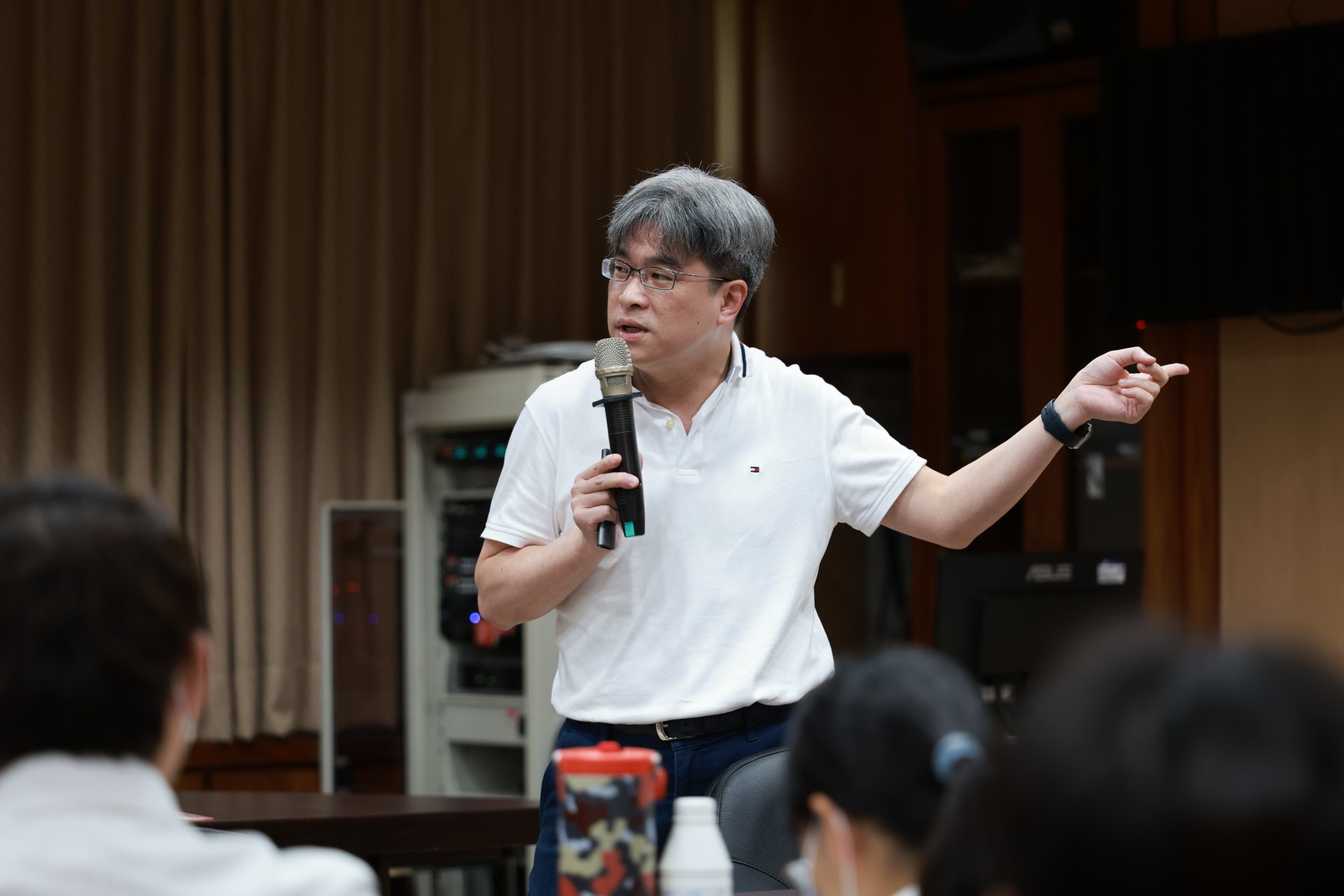 陳志弘副教授在醫學教育深耕多年,講課時神情豐富、語氣幽默。