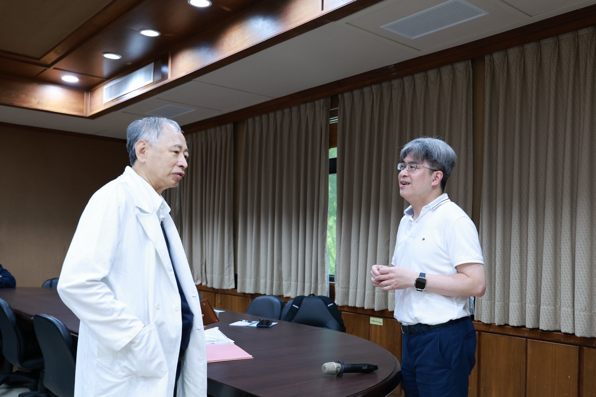 會中休息時間,參加工作坊蘇泉發主任與講師陳志弘副教授繼續交流。
