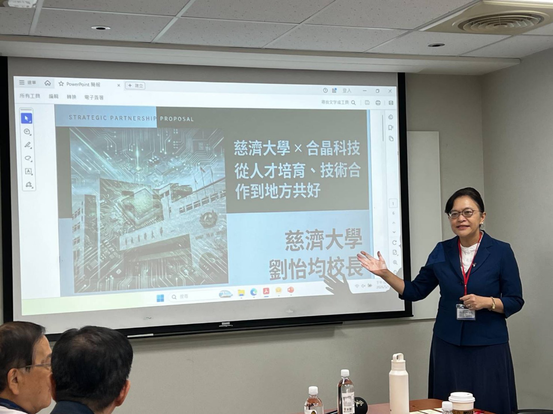 劉怡均校長進行學校簡報