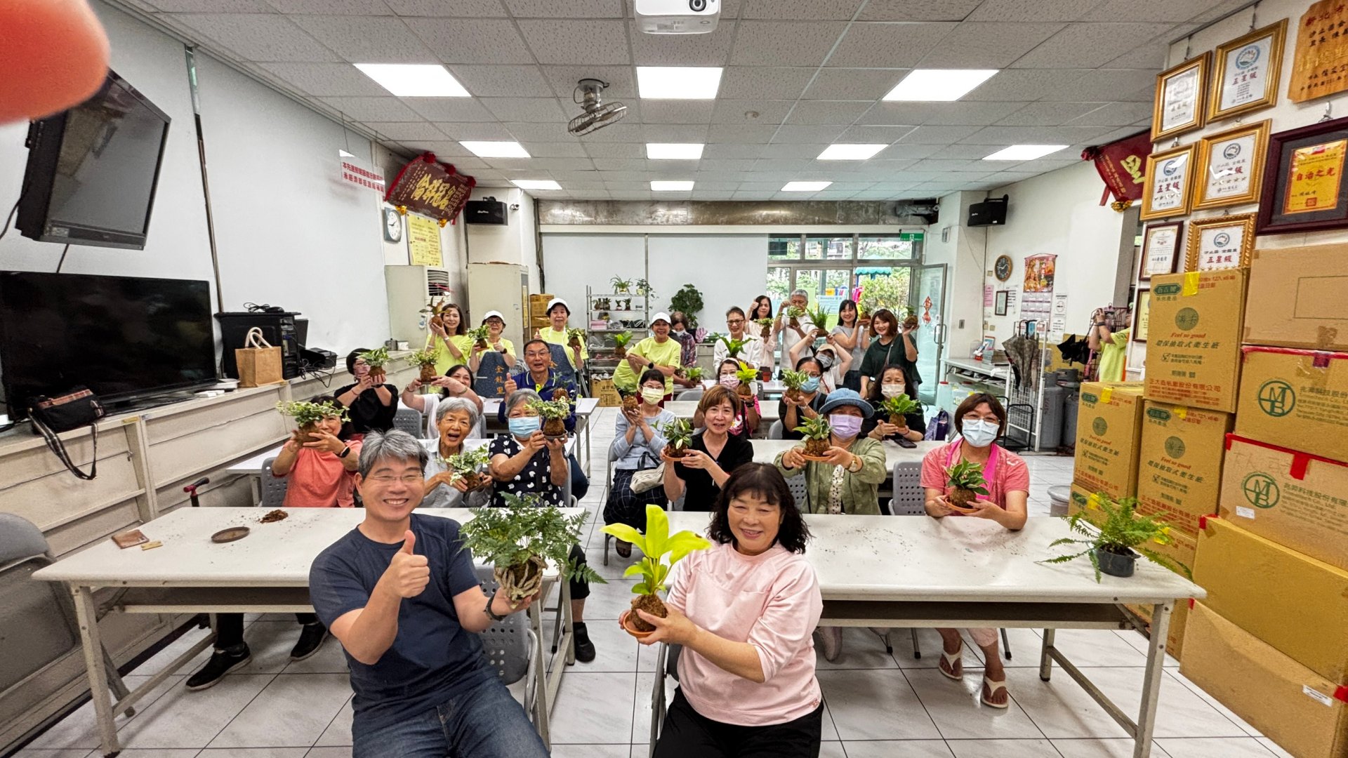 新北市城市綠美學輔導團結合園藝美學與環境永續概念，帶領社區居民製作綠色療癒作品。