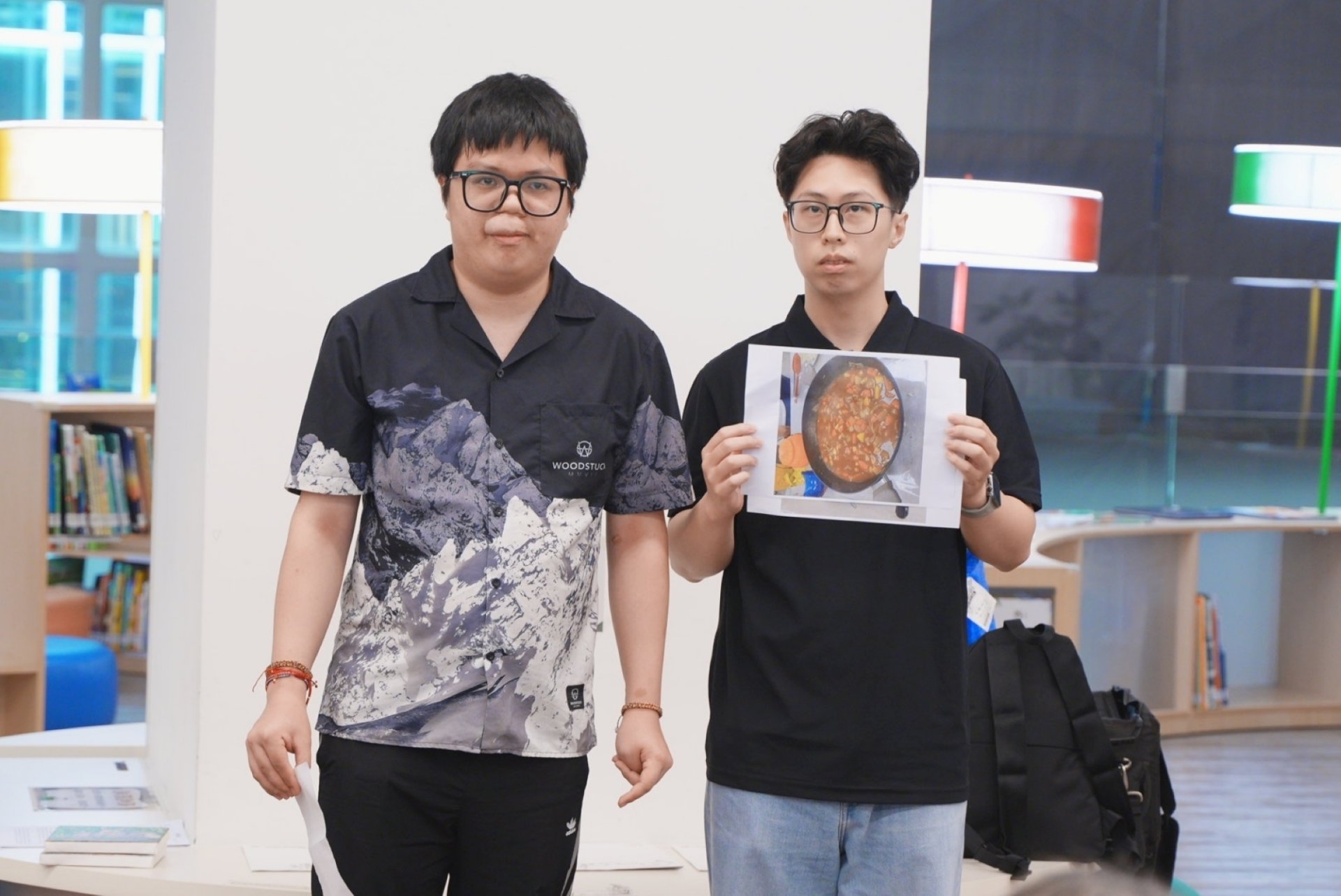 19歲的黑塔(左)在伊甸沐陽會所陪伴下，逐步找回生活步調與自信。