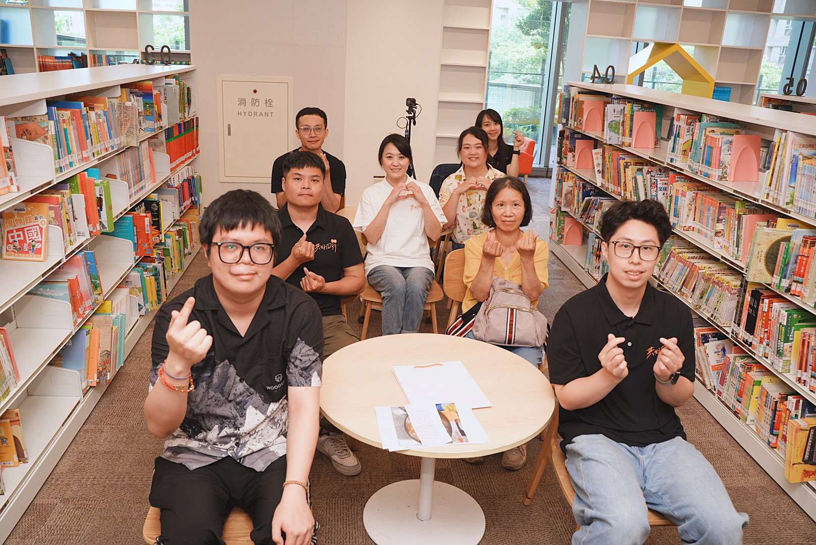 伊甸公益大使海裕芬特別到場，與創作者交流互動，號召民眾到桃園總圖二樓藝術廊，參觀《光從心底升起》聯展。