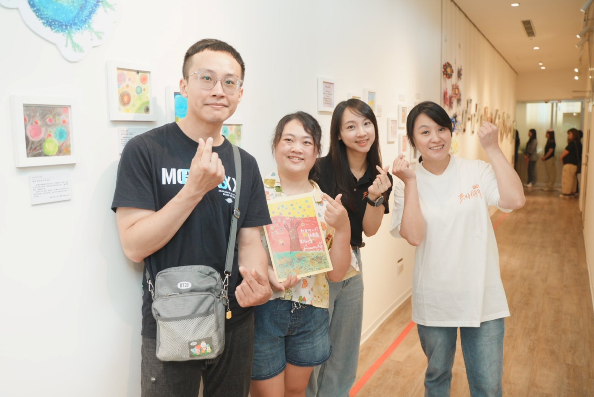 慢飛天使鈞鈞媽媽，透過伊甸家長紓壓課程，以粉彩畫學習整理情緒、釋放壓力，長出力量。