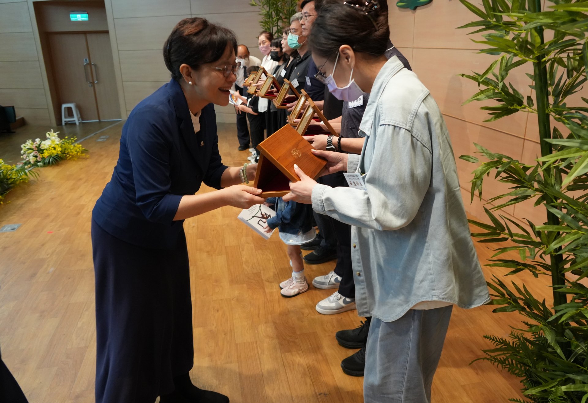 校長劉怡均致贈感恩紀念牌予無語良師家屬