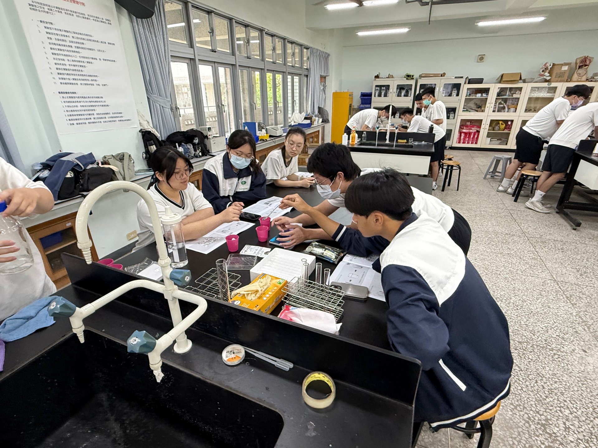 學生親自實驗吸水材料的吸水能力,透過操作過程了解綠色材料與環保科技的應用原理。