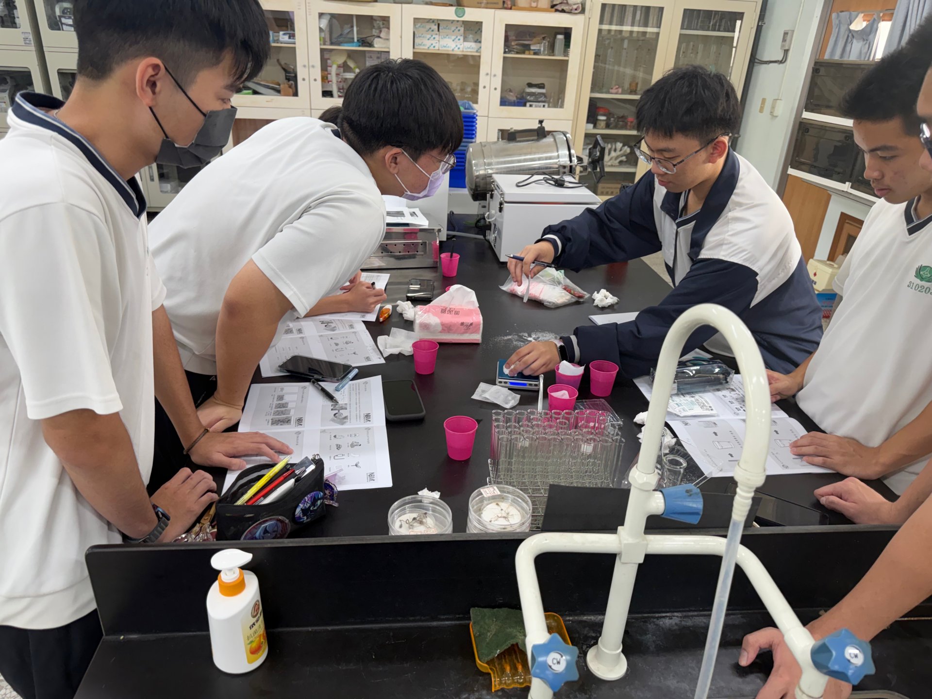 同學們熱烈討論實驗內容與操作成果,現場氣氛十分活躍。