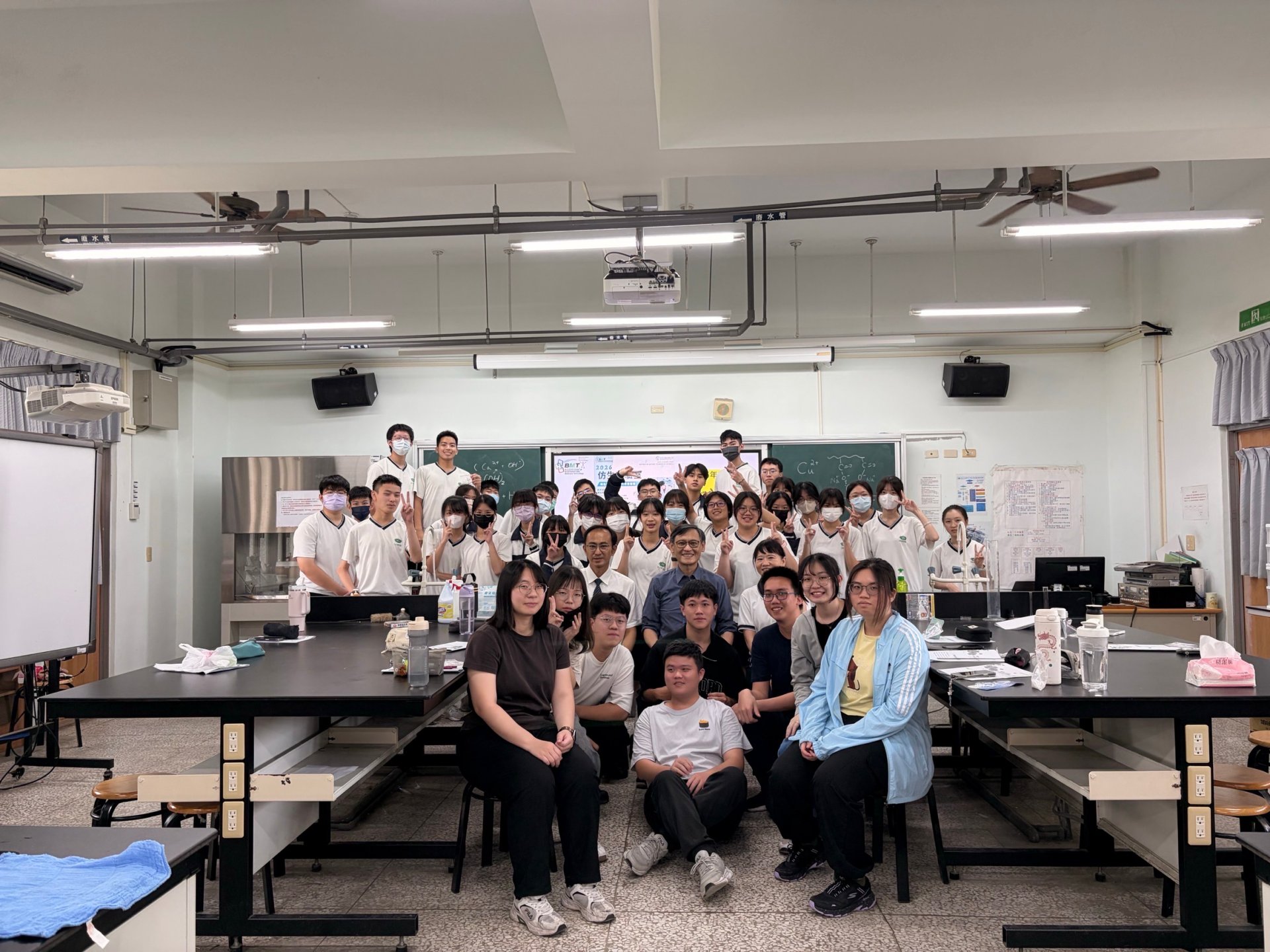 活動最後,學生與教授及助教們一同合影留念,為此次綠色仿生材料體驗活動畫下圓滿句號