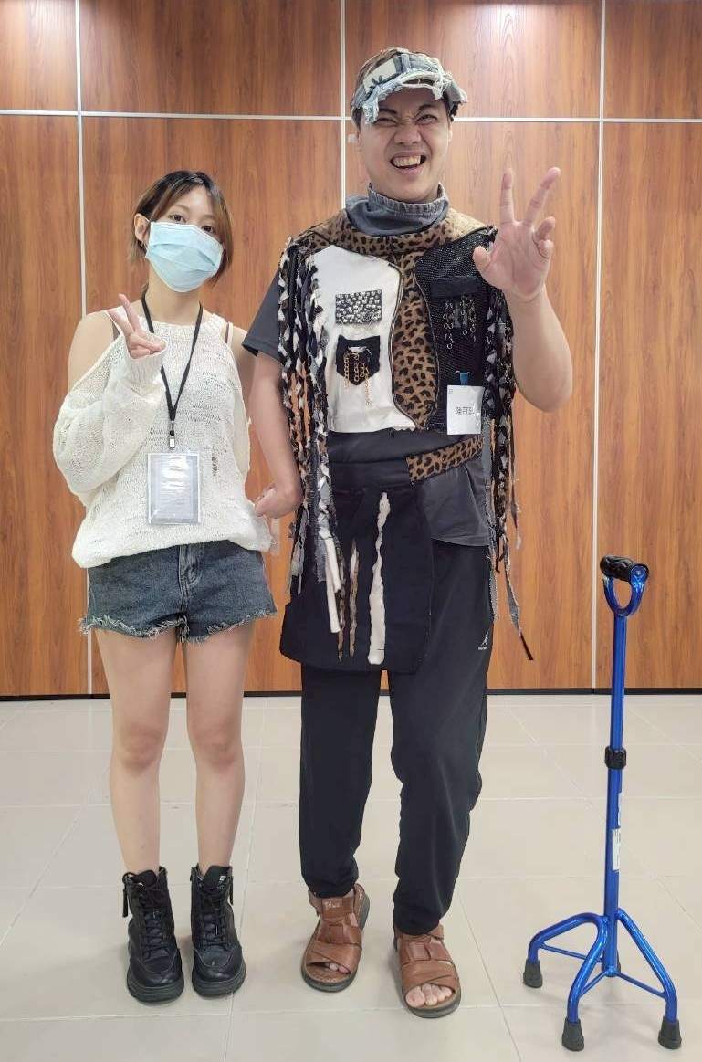 燕巢家園模特兒穿上設計系同學量身設計的服裝非常開心。