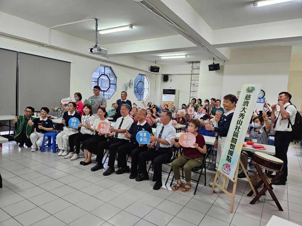 中和大秀山社區關懷據點完成簽約與揭牌後，全體人員歡喜留見證。