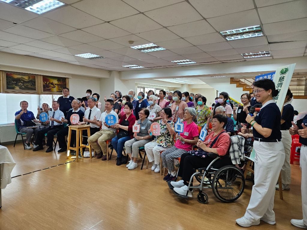 中和力霸山河社區關懷據點完成簽約與揭牌後，全體人員歡喜留見證。