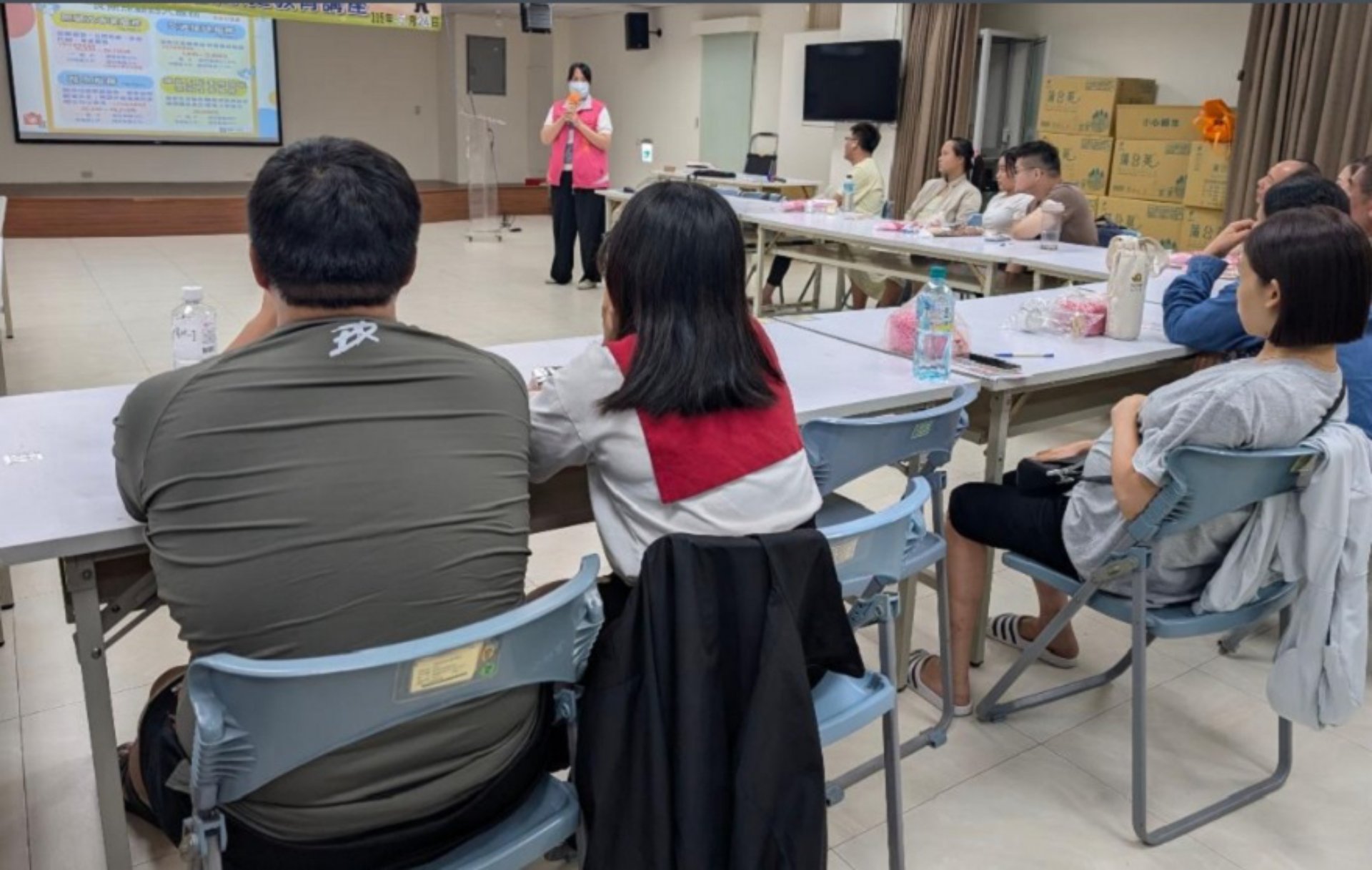 臺中市南屯區衛生所護理師介紹長照2.0相關制度與福利資源,讓有長照需求者可運用,以減輕家庭及照顧者的負擔