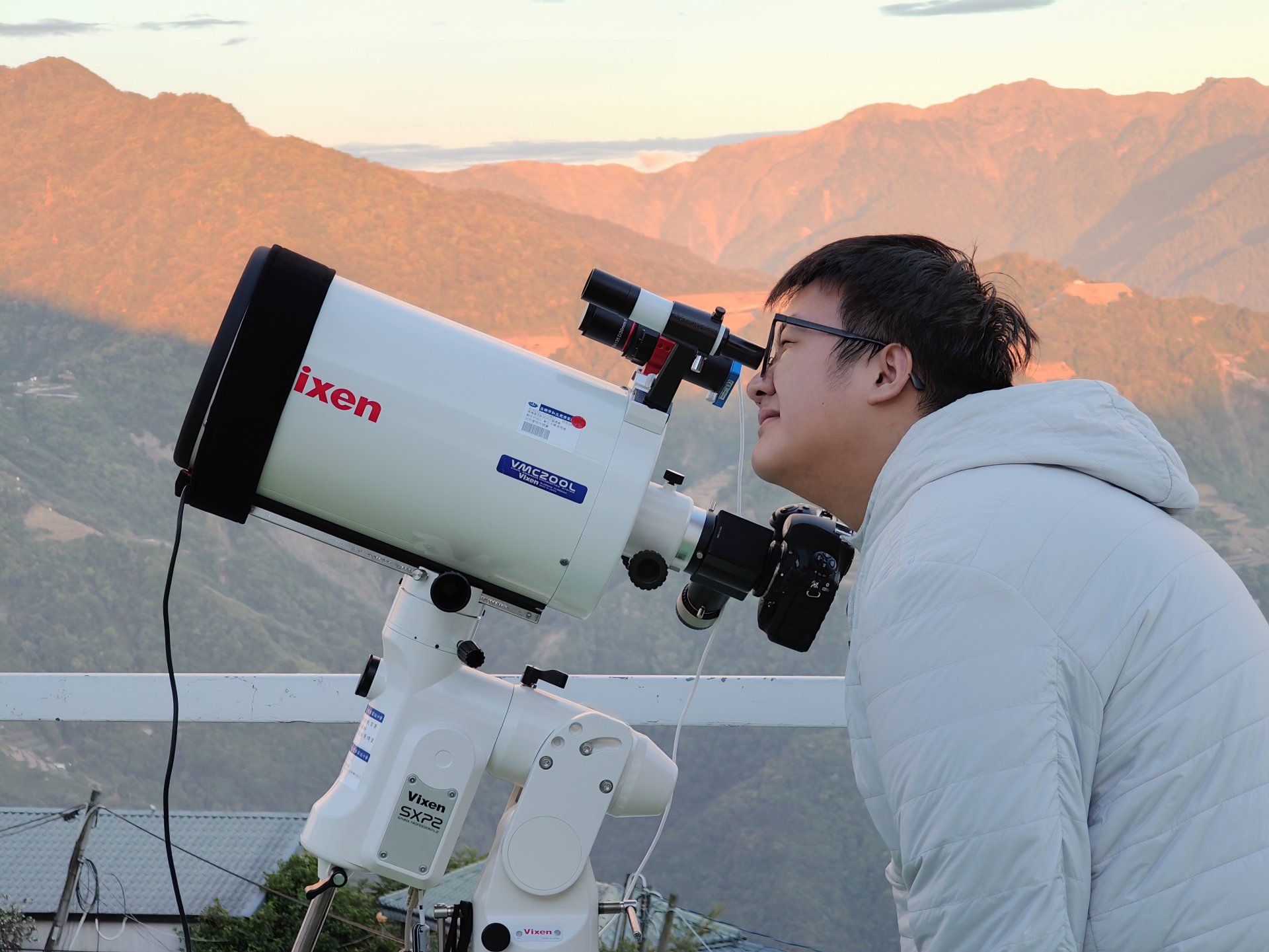 學生在校內的地科人才培育學習卡塞格林反射望遠鏡操作,在南投早晨學以致用、幸福觀測。