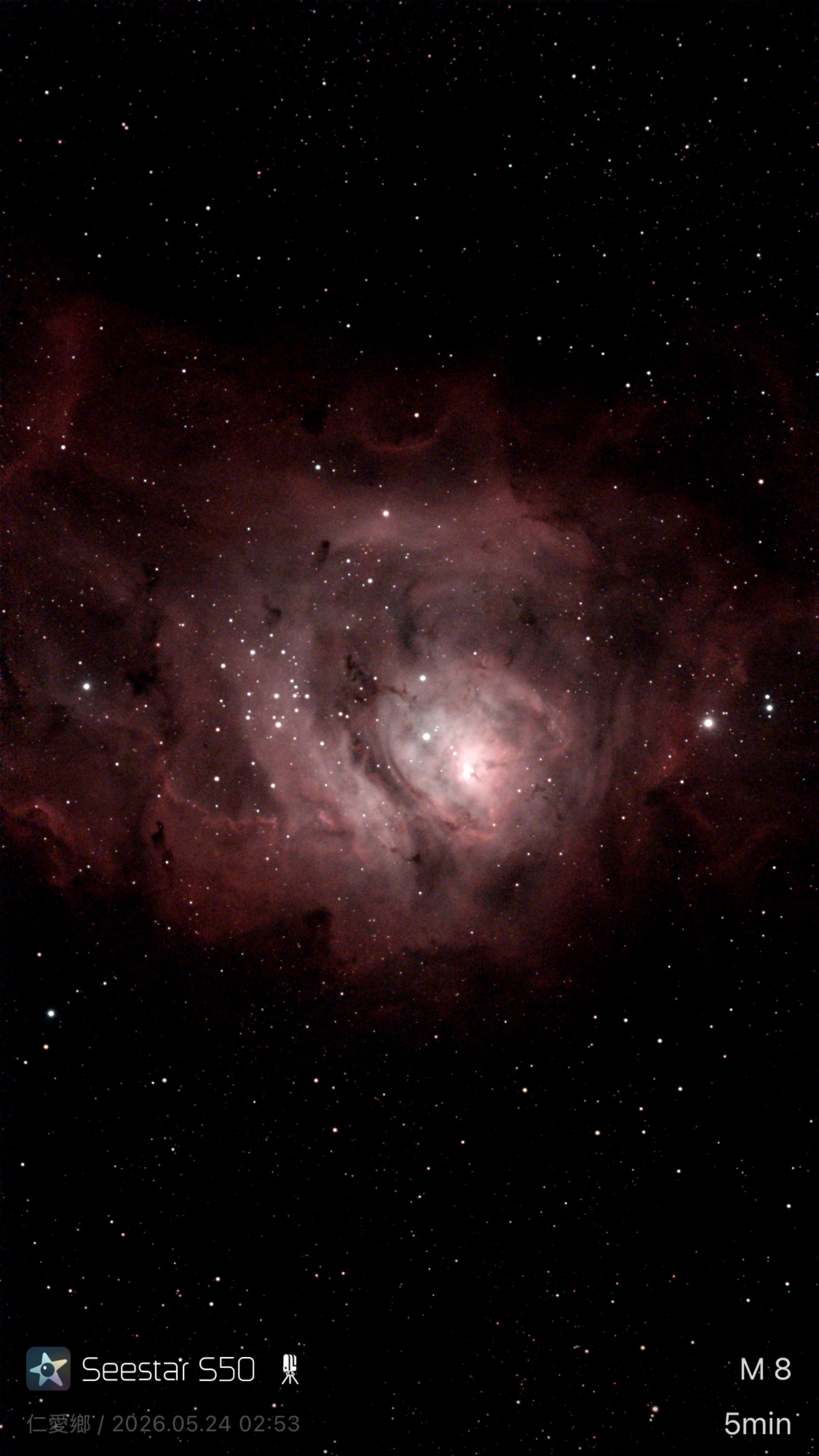 M8星雲,又稱礁湖星雲,是位於人馬座的一個巨大星際雲與恆星形成區。