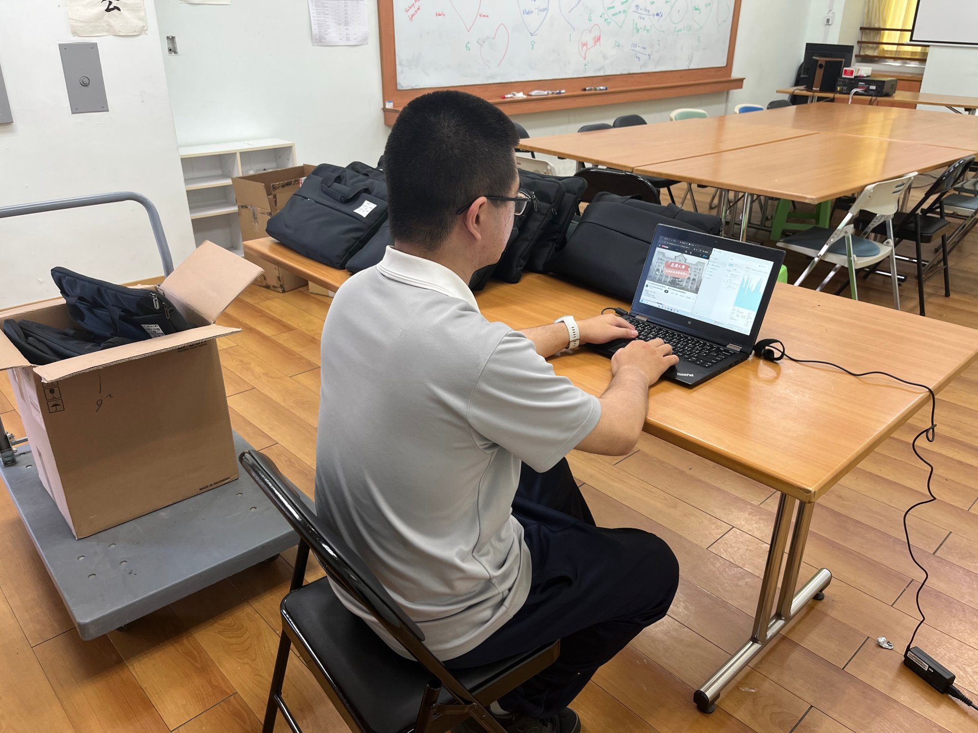 資管系學生檢測再生筆電