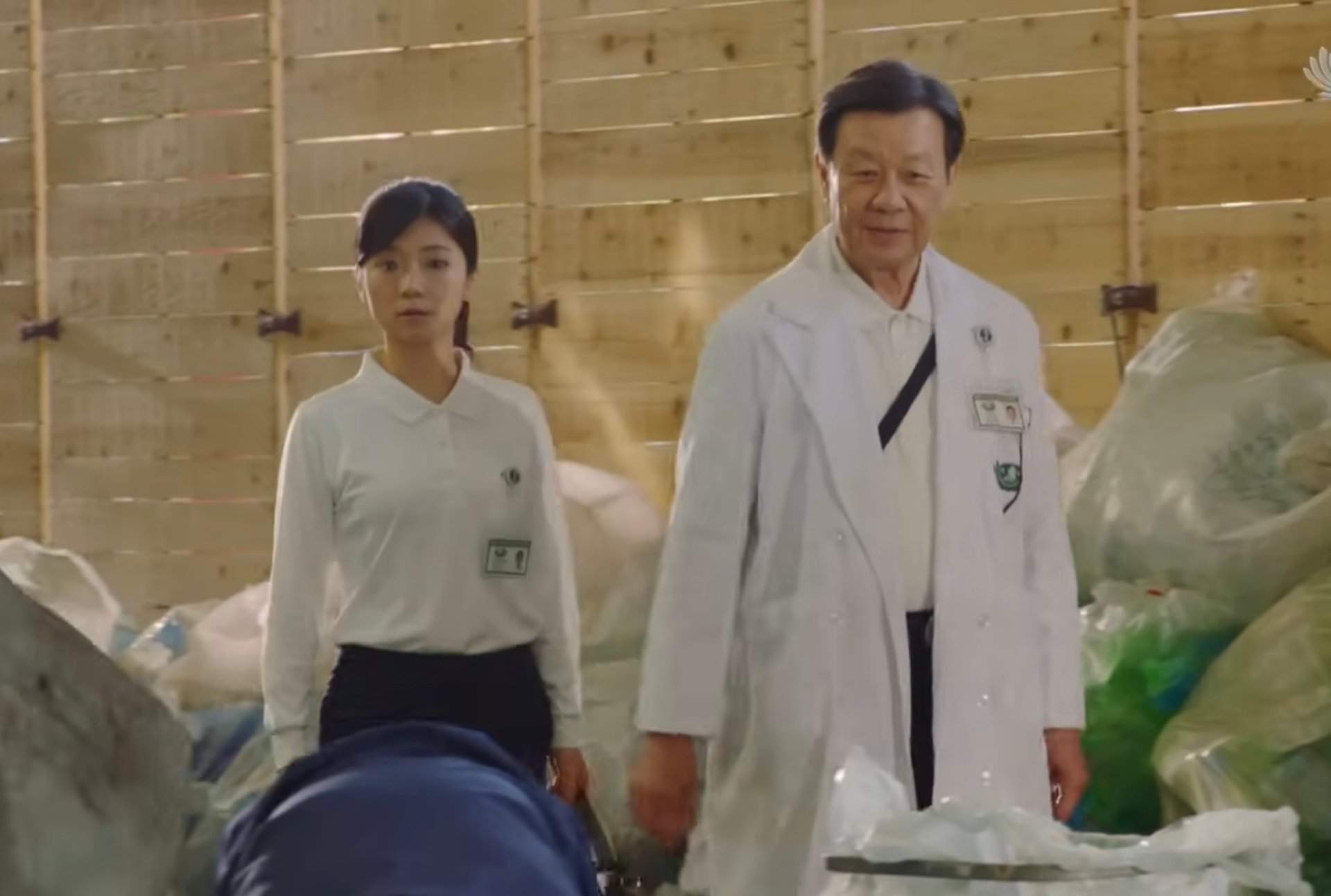 曹爸帶著秋滿(傅小芸飾)拜訪靠採竹筍維生的「竹筍媽」,在山林間展開一場暖心對話。