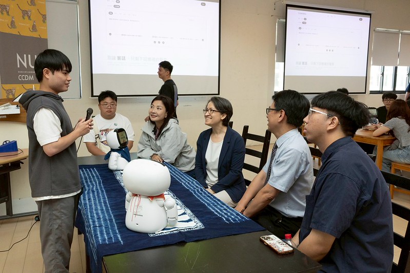 副總統聽取客語AI機器人團隊成果說明與互動展示，以及苗栗(火旁)龍文化發展介紹